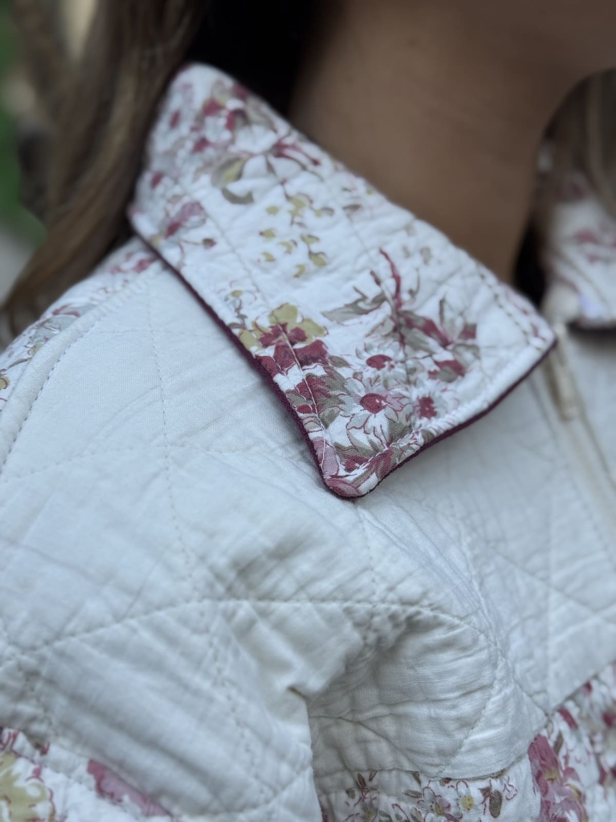 veste boutis rose fleurs de près