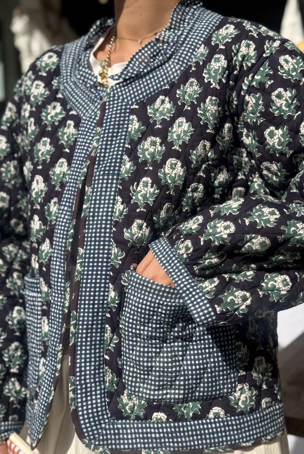 Gros plan sur le détail vichy de a veste matelassée noire