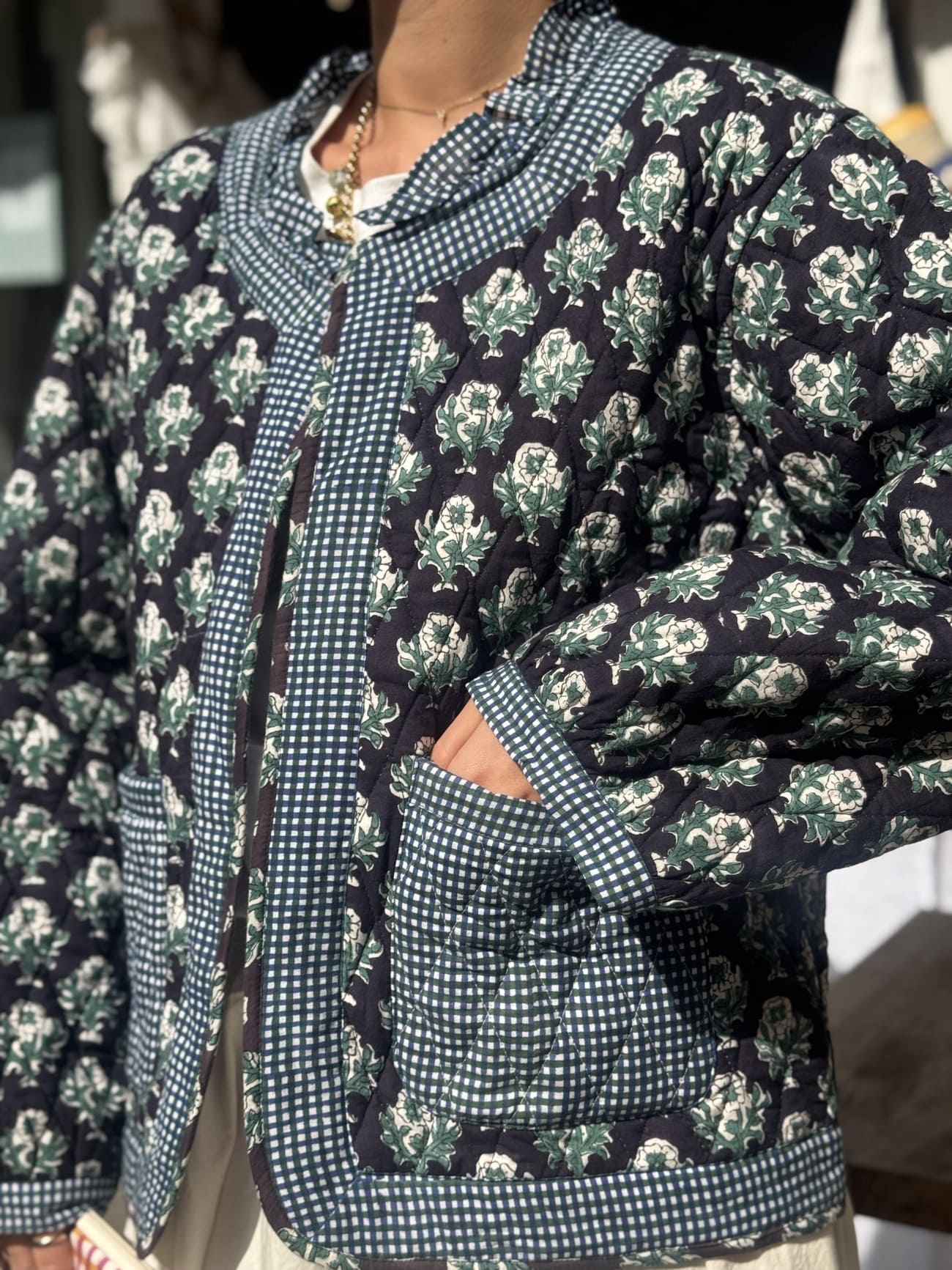 Gros plan sur le détail vichy de a veste matelassée noire