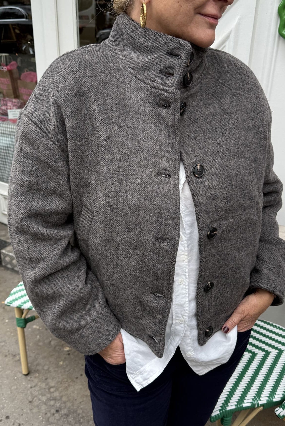 Femme portant une veste courte à chevron gris détail