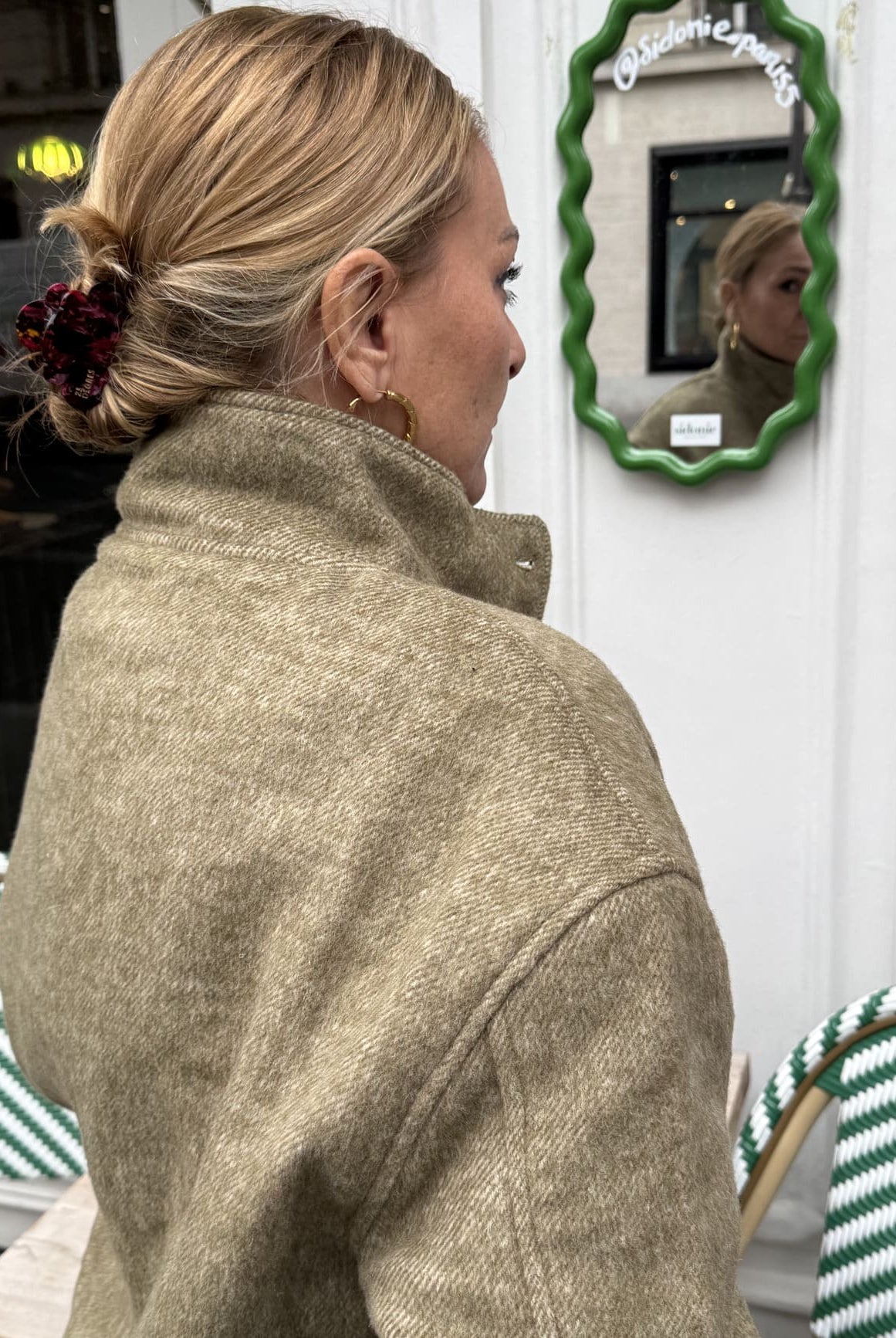 Veste courte en chevron kaki vue de dos