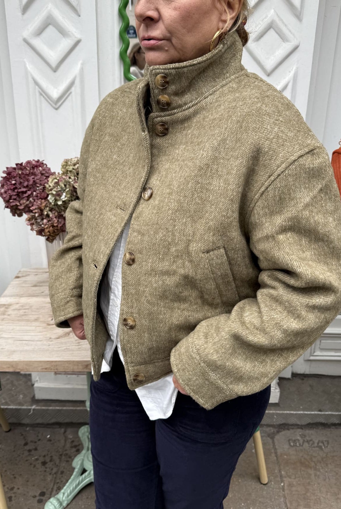 Veste courte kaki vue de profil