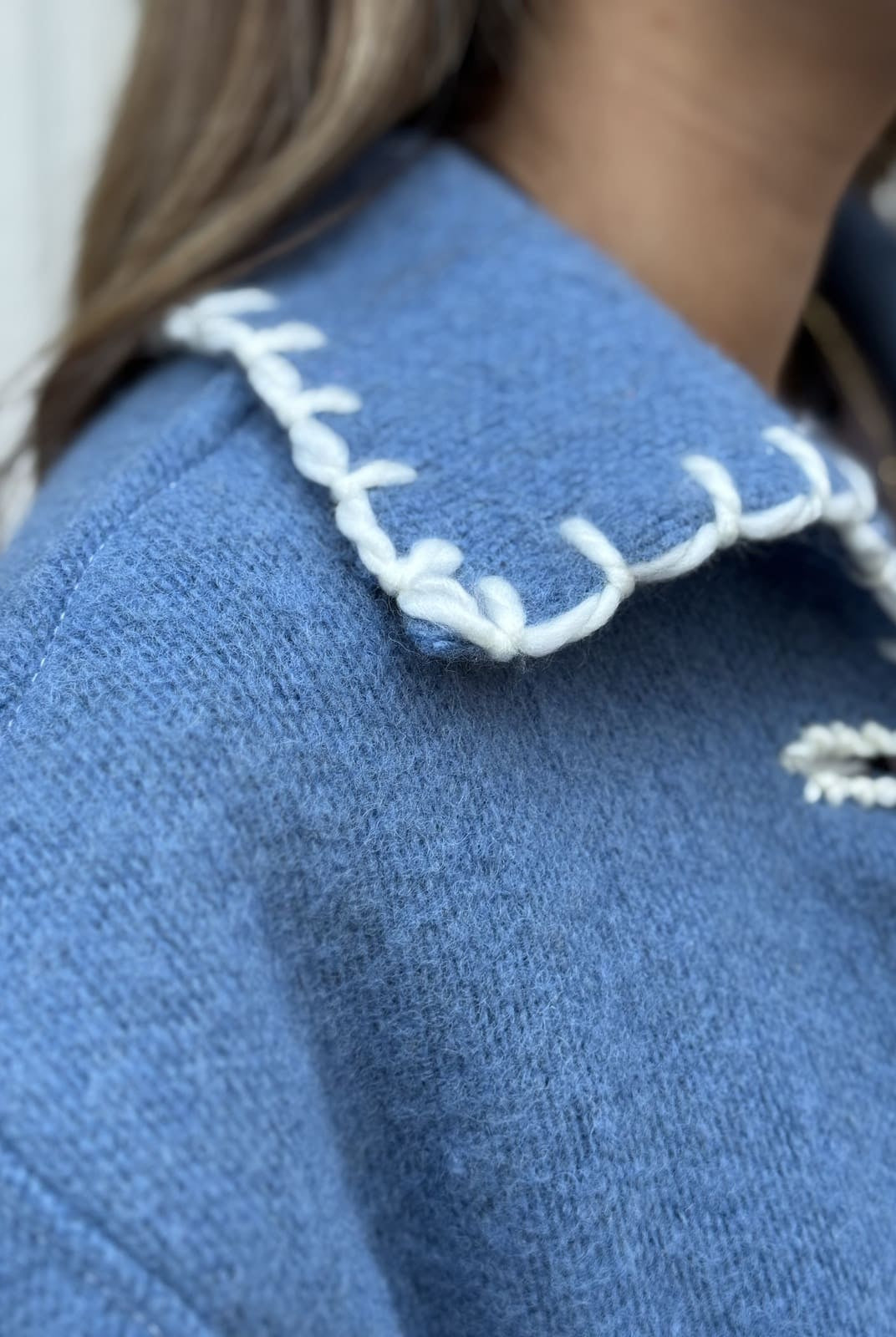 veste en laine bleue upcyclée détail col