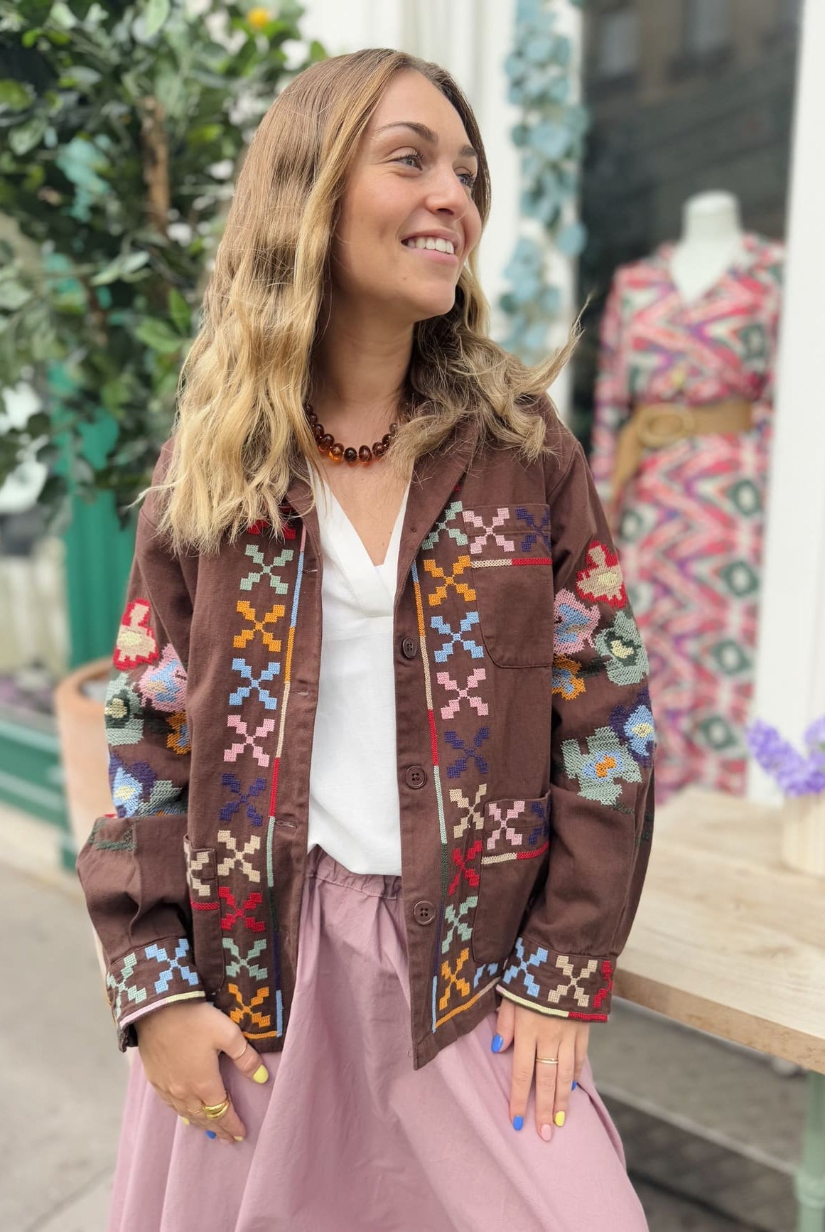 Veste en coton marron pour femme brodée vu de face