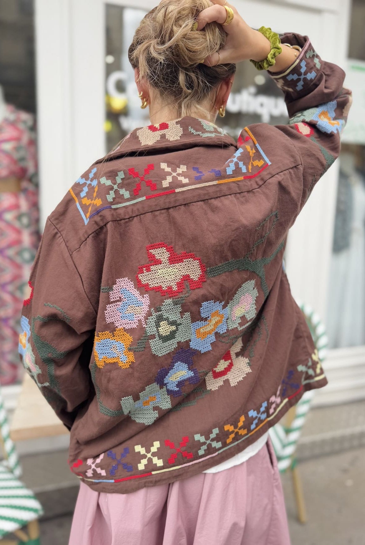 Vue de dos de la veste en coton marron brodée pour femme