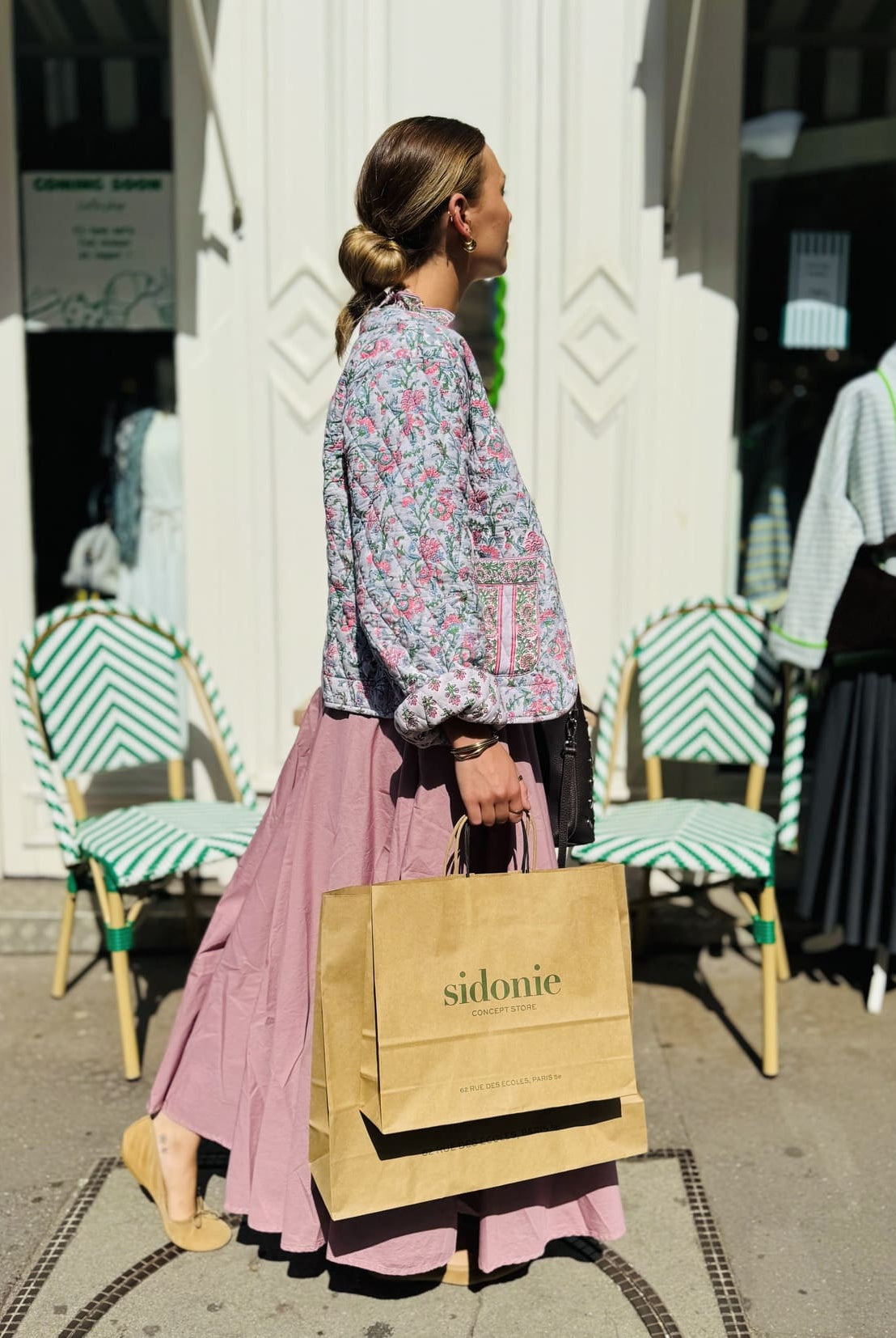 Femme marchant avec la veste matelassée pour femme