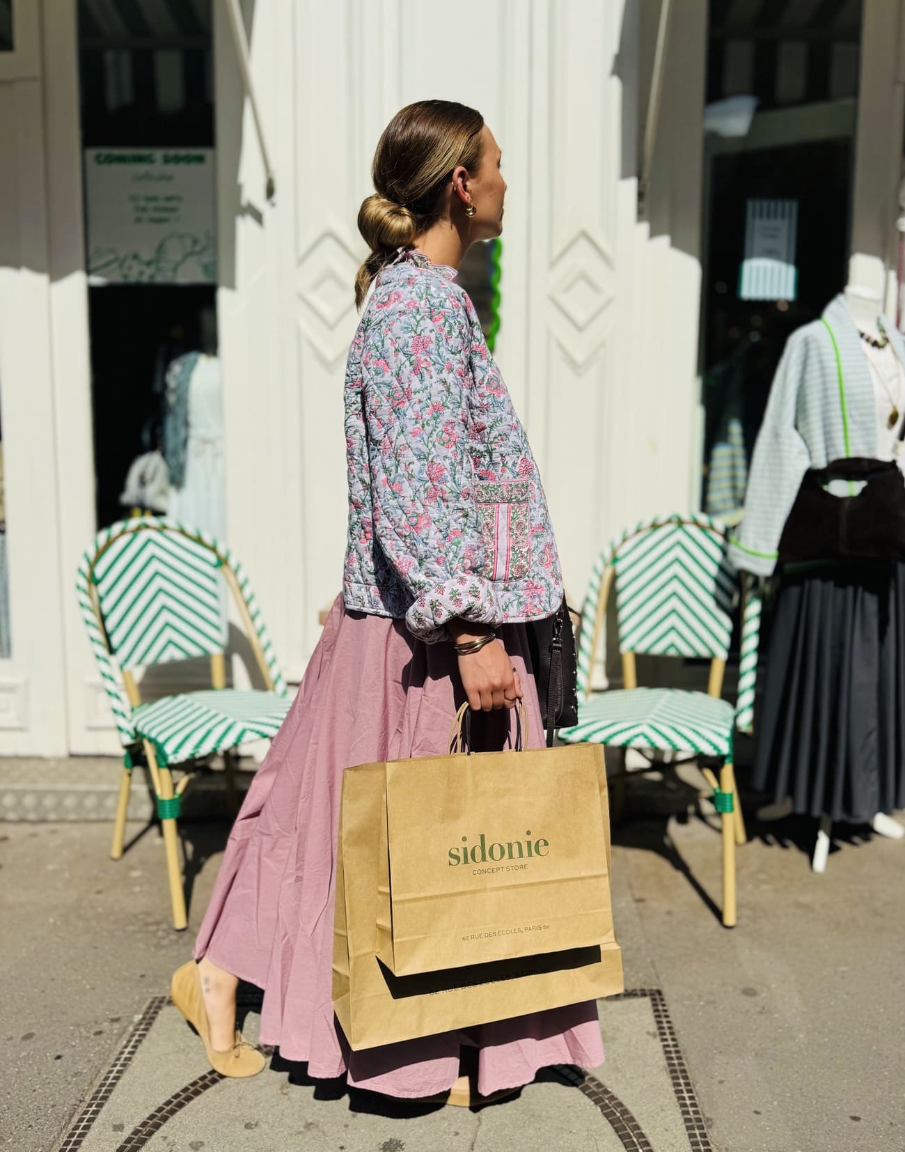 Femme marchant avec la veste matelassée pour femme