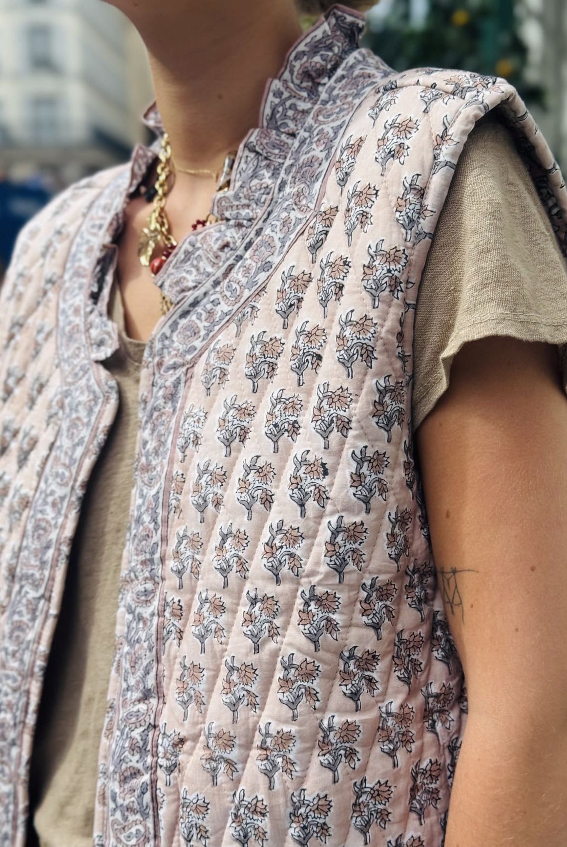 Détail de l'imprimé au tampon de la veste sans manche