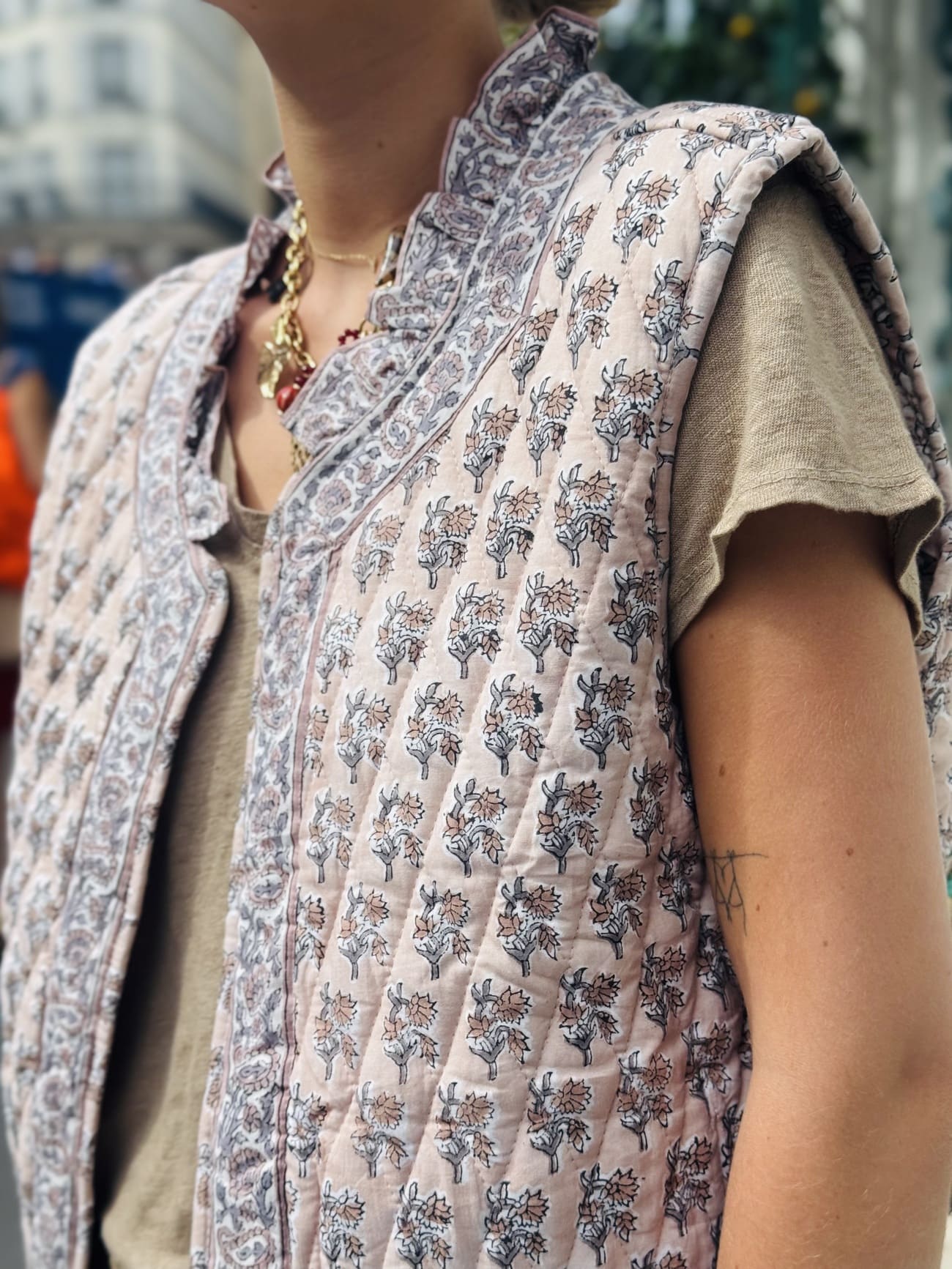 Détail de l'imprimé au tampon de la veste sans manche