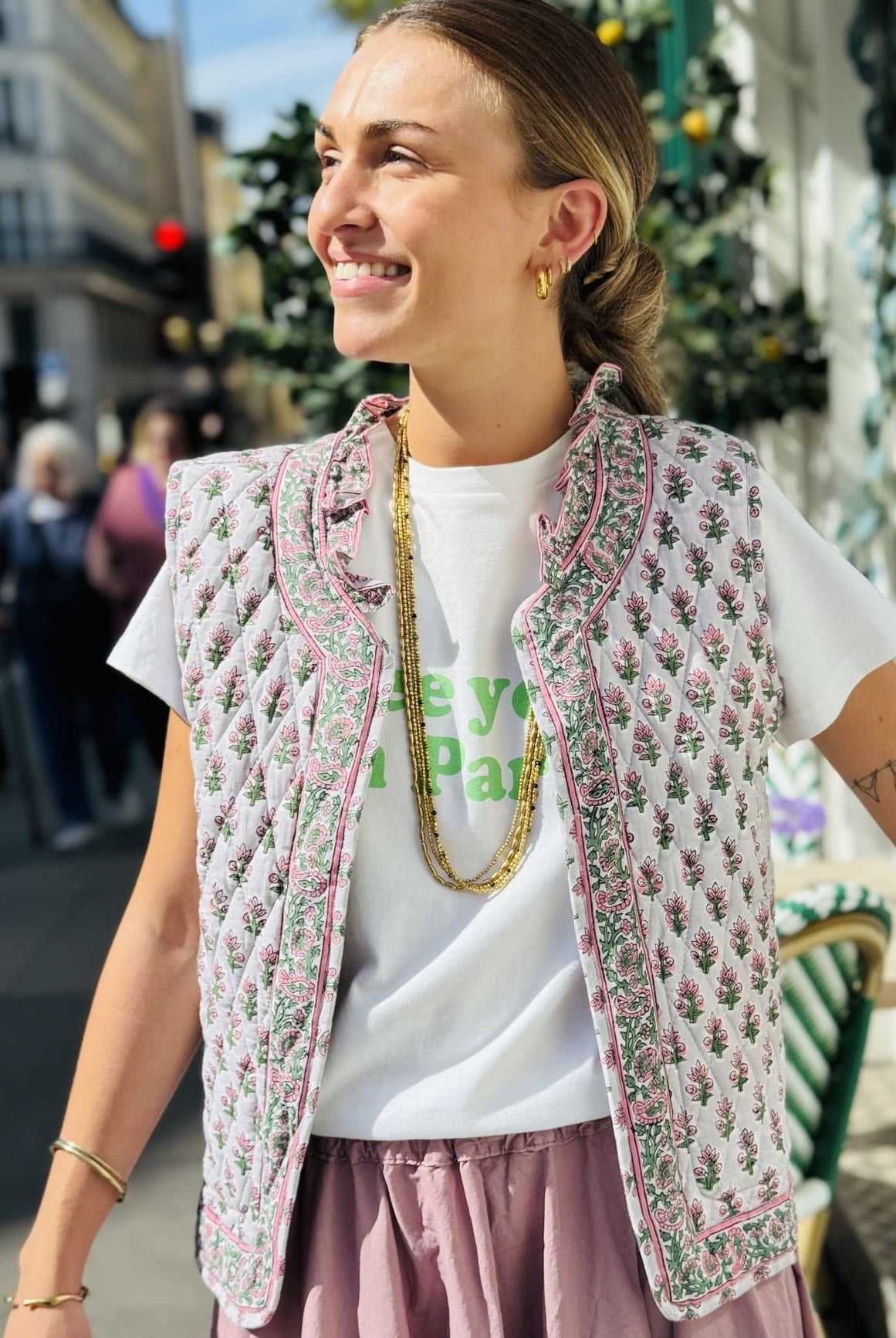 Veste matelassée sans manche rose et verte, vue de face, style bohème chic