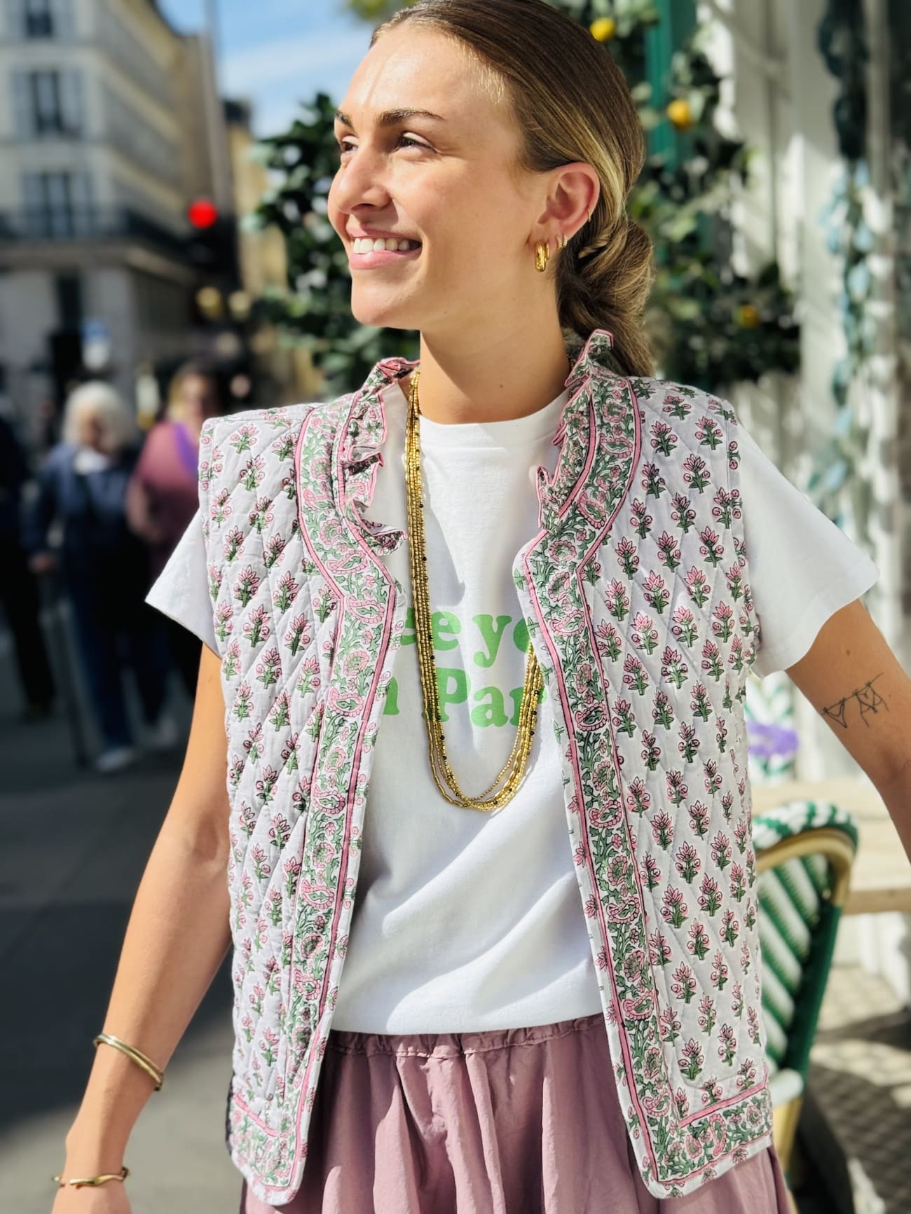 Veste matelassée sans manche rose et verte, vue de face, style bohème chic