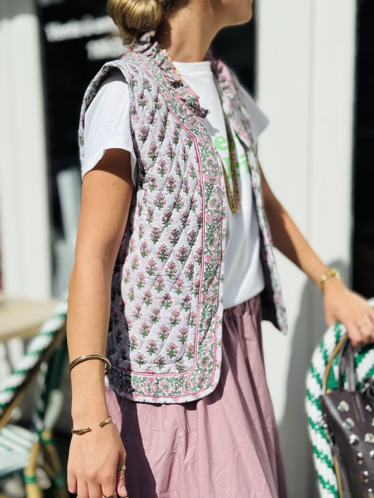Veste sans manche bohème chic rose et verte, vue de profil
