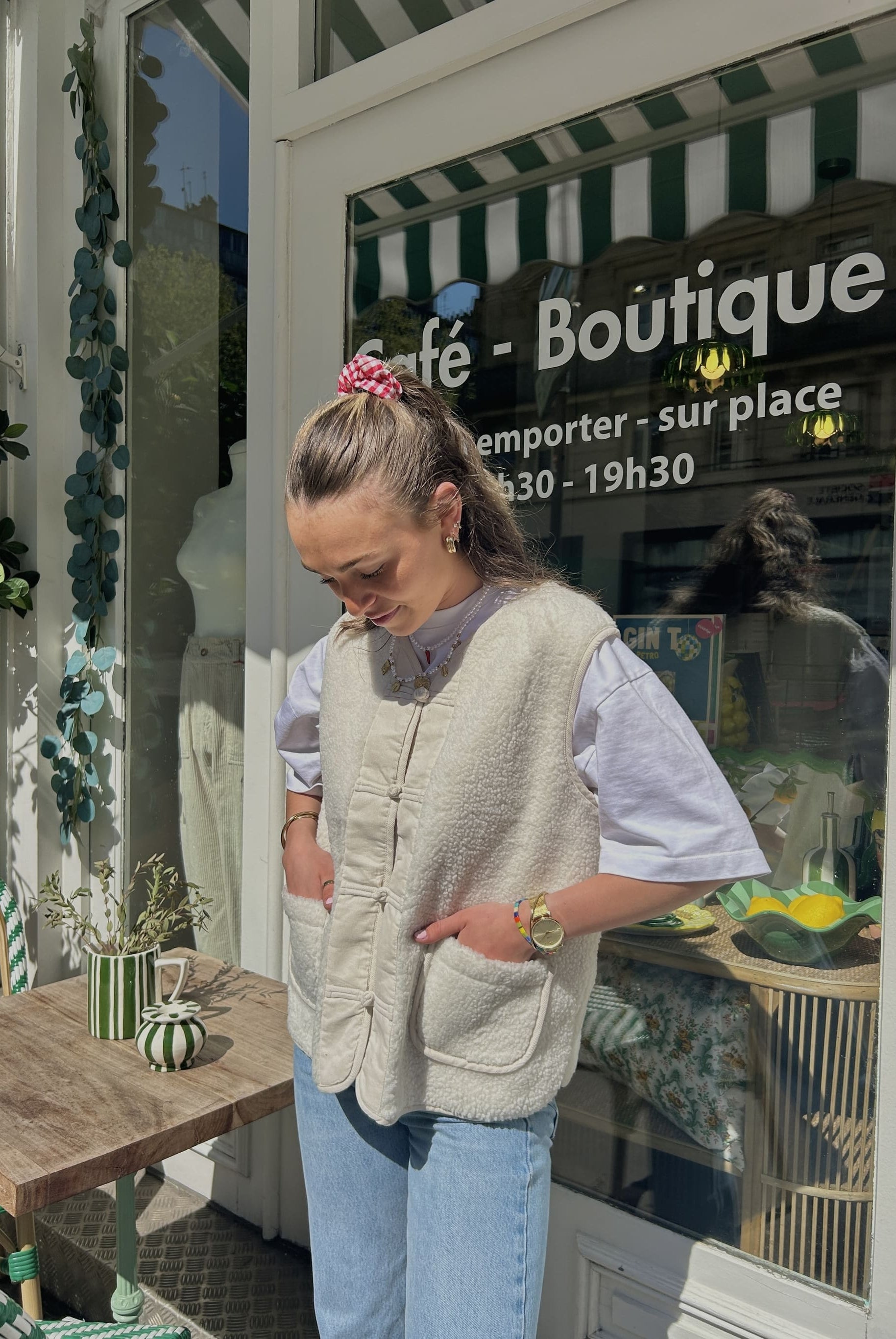 Veste sans manche en imitation mouton blanche, coupe ample et design épuré.