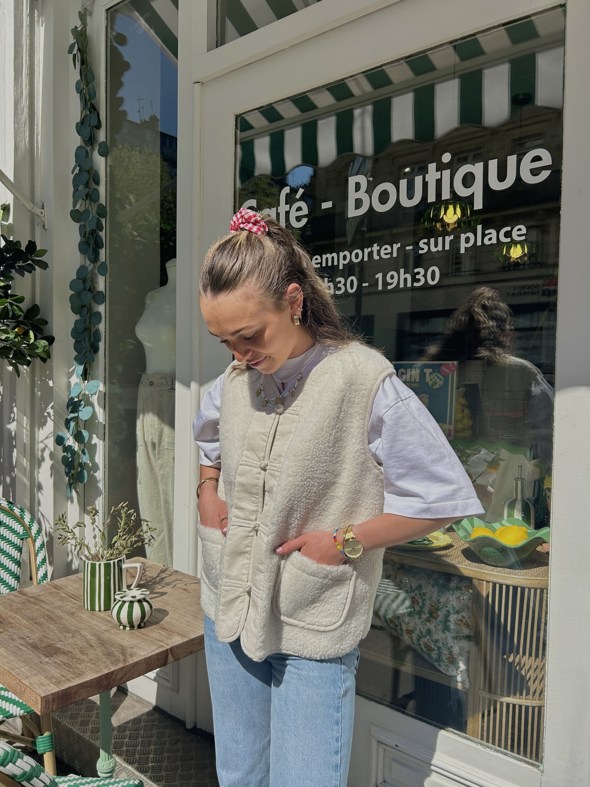 Veste sans manche en imitation mouton blanche, coupe ample et design épuré.