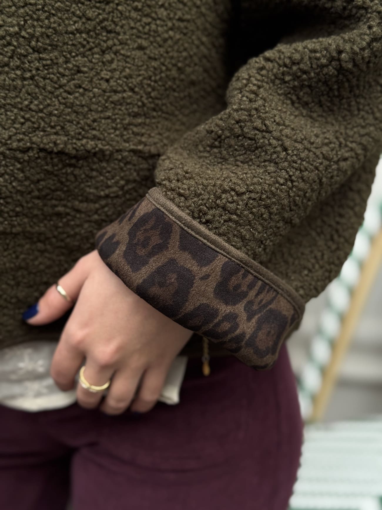 Veste mouton kaki reversible vue d'un détail