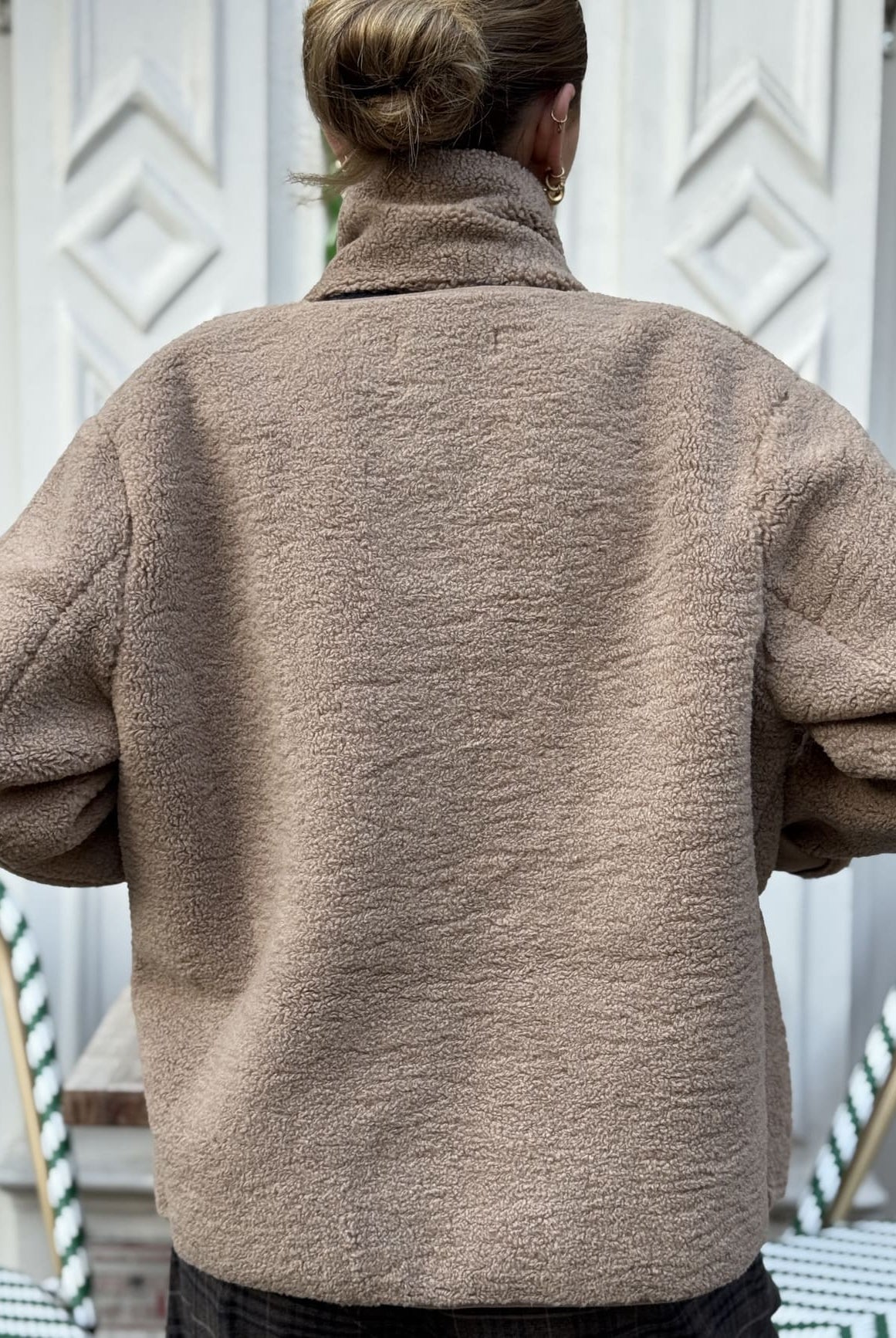 Veste mouton taupe vue de dos