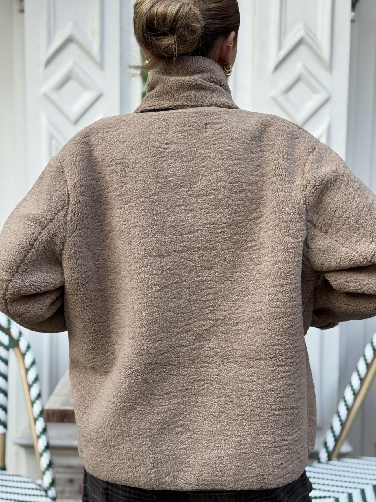 Veste mouton taupe vue de dos