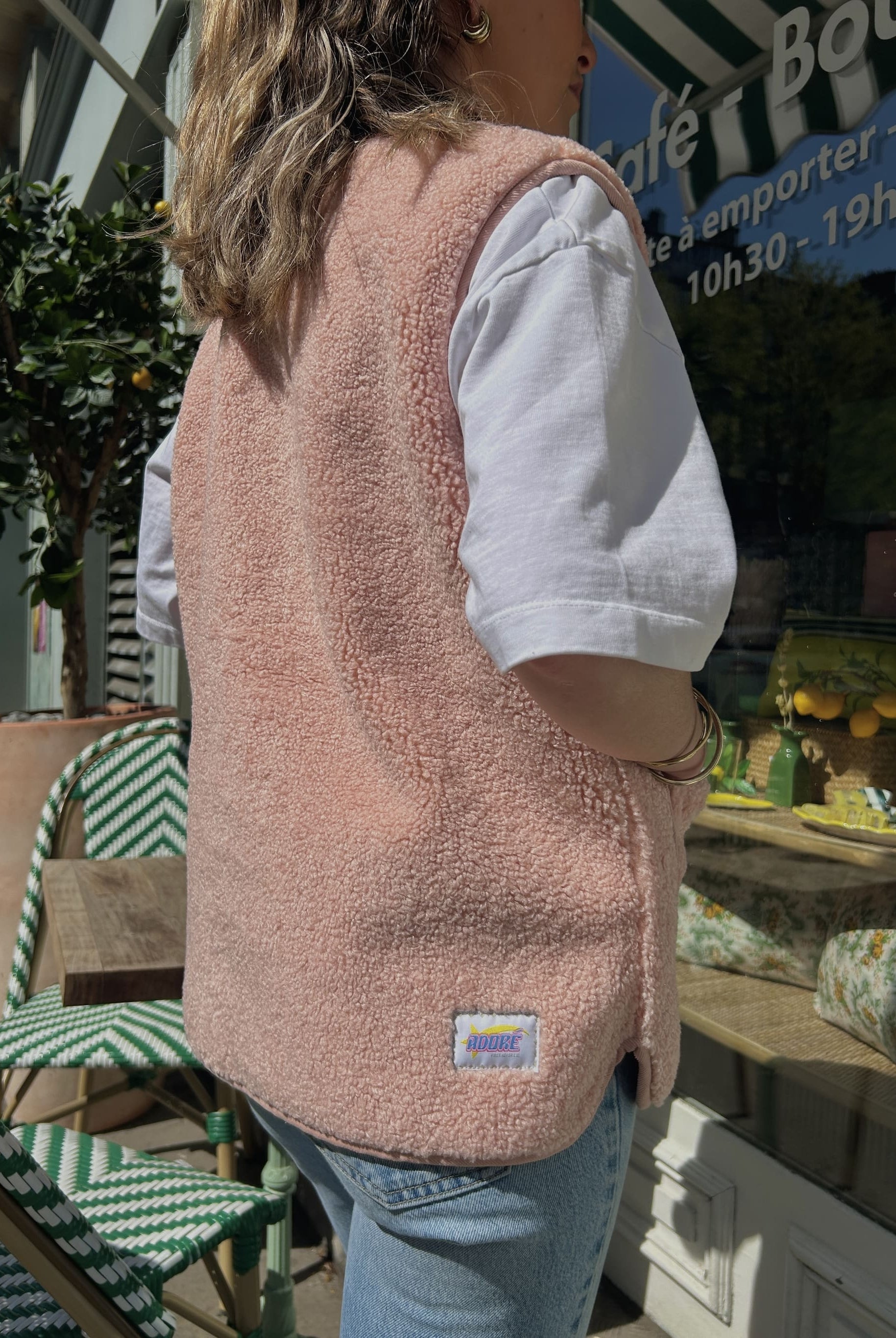 Look casual chic avec veste oversize en imitation mouton rose vue de dos