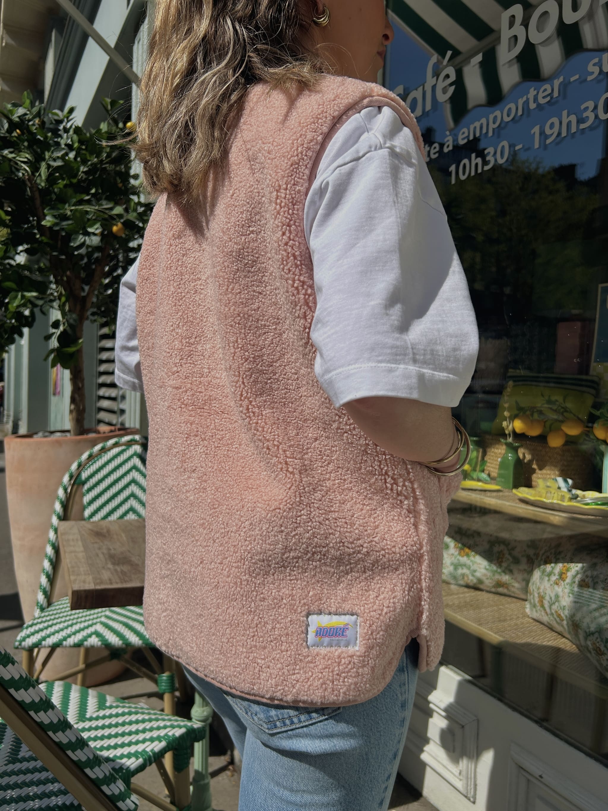 Look casual chic avec veste oversize en imitation mouton rose vue de dos