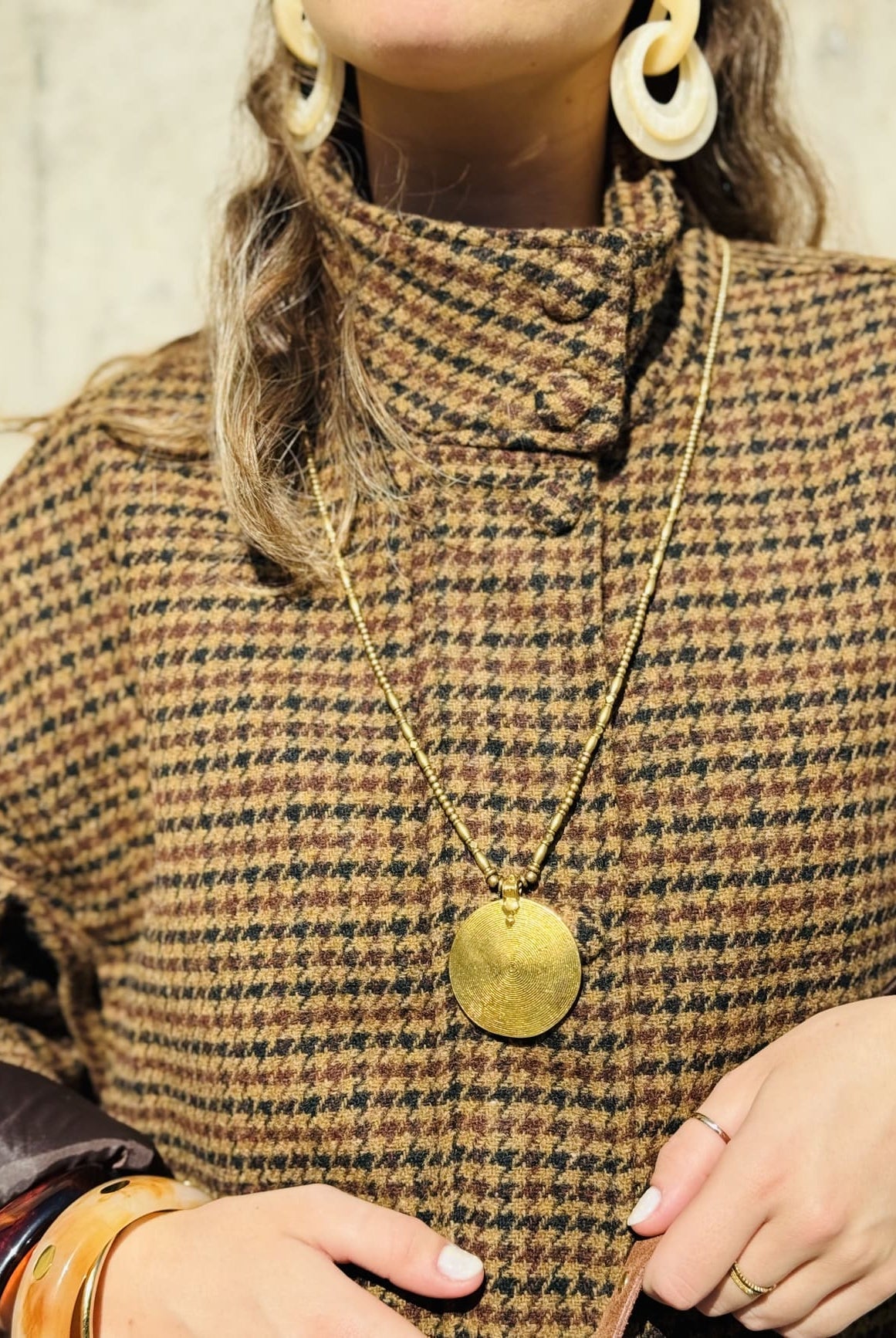 Veste pied de poule détail du col montant