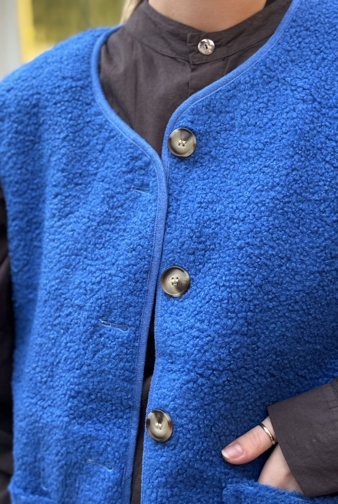 veste sherpa sans manches bleu electrique de près
