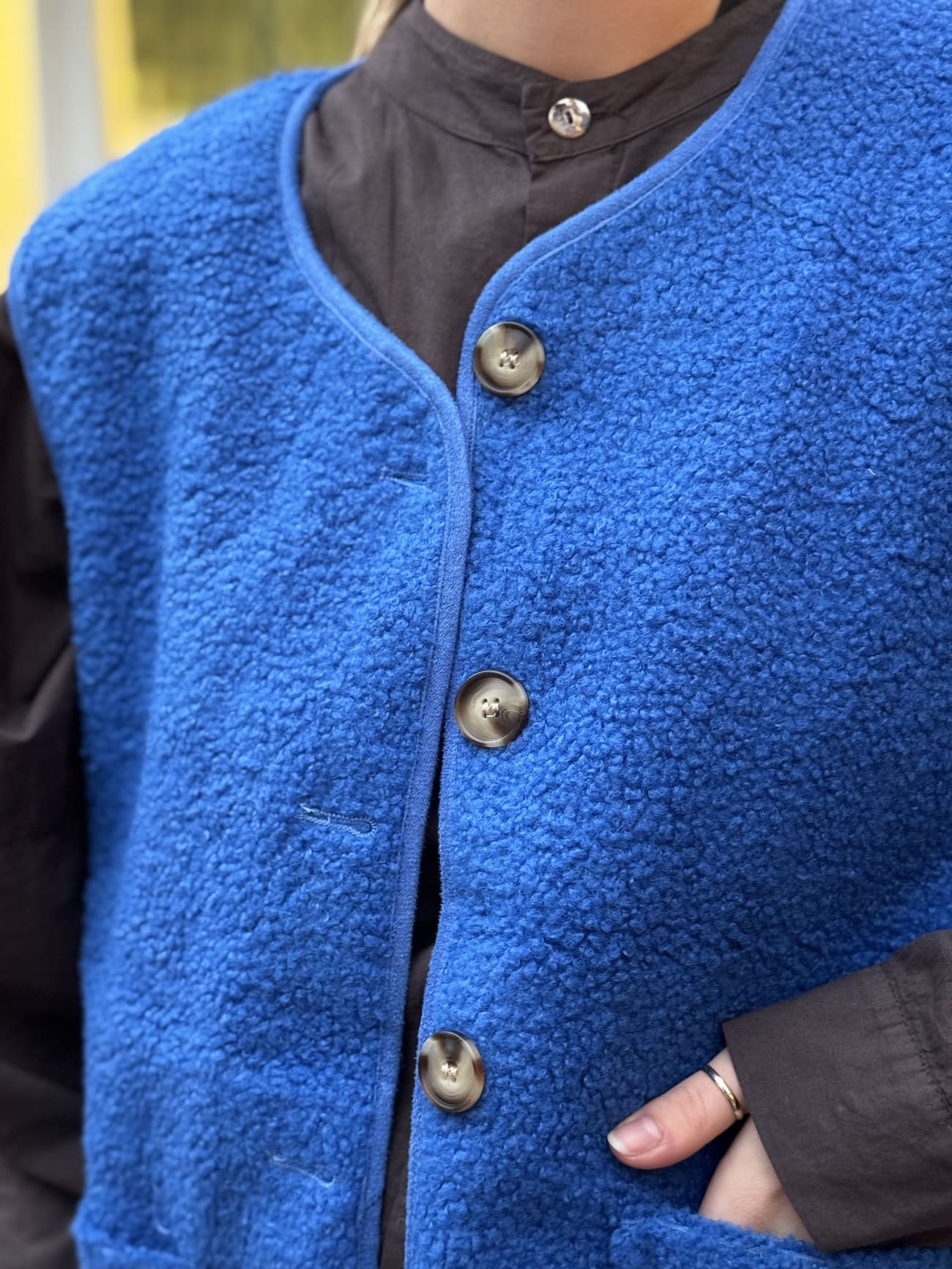 veste sherpa sans manches bleu electrique de près
