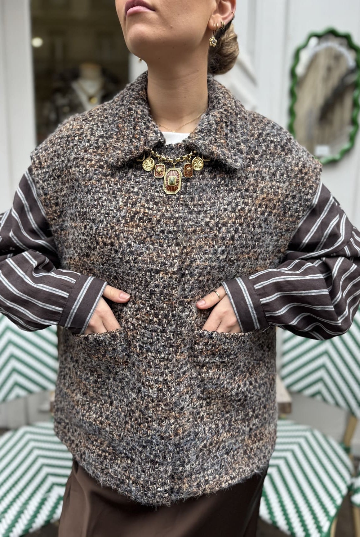 Veste sans manche bouclette taupe vue de face