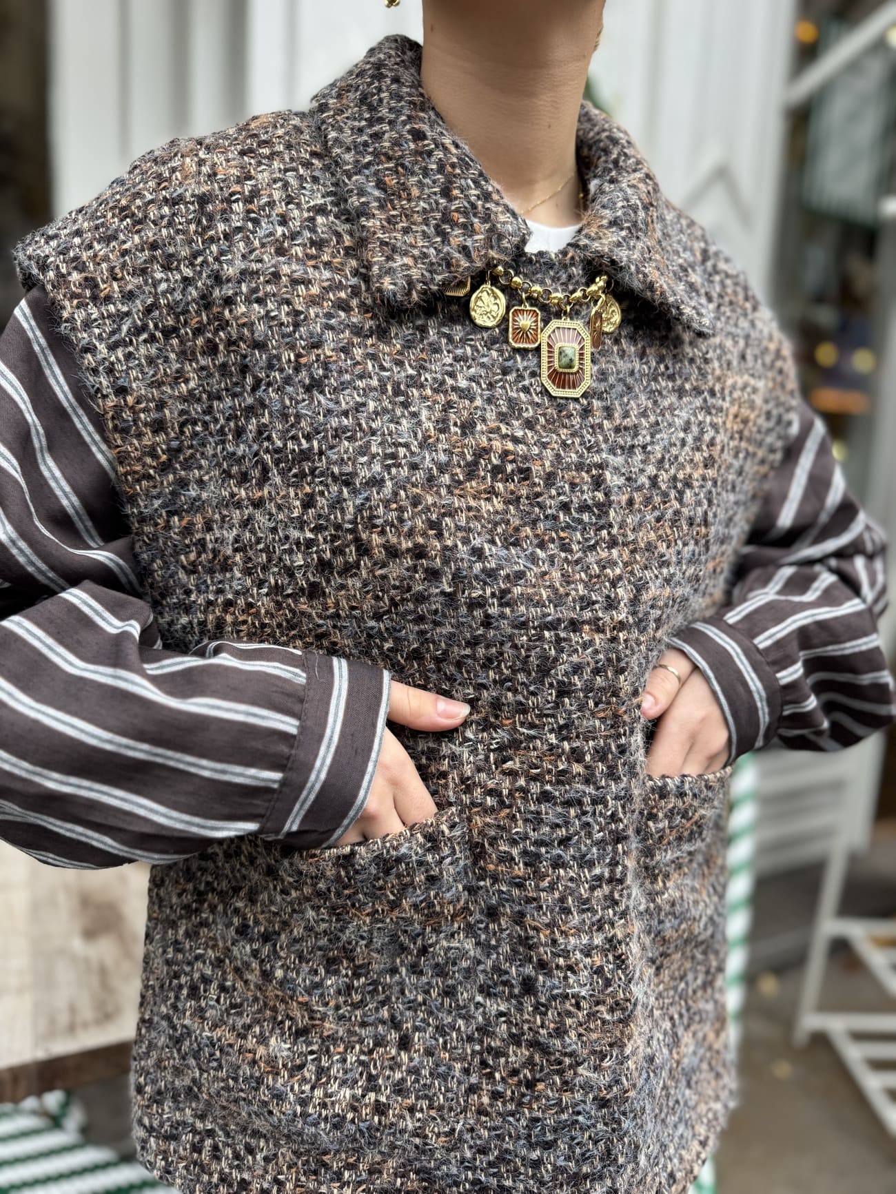 Détail de la veste sans manche bouclette