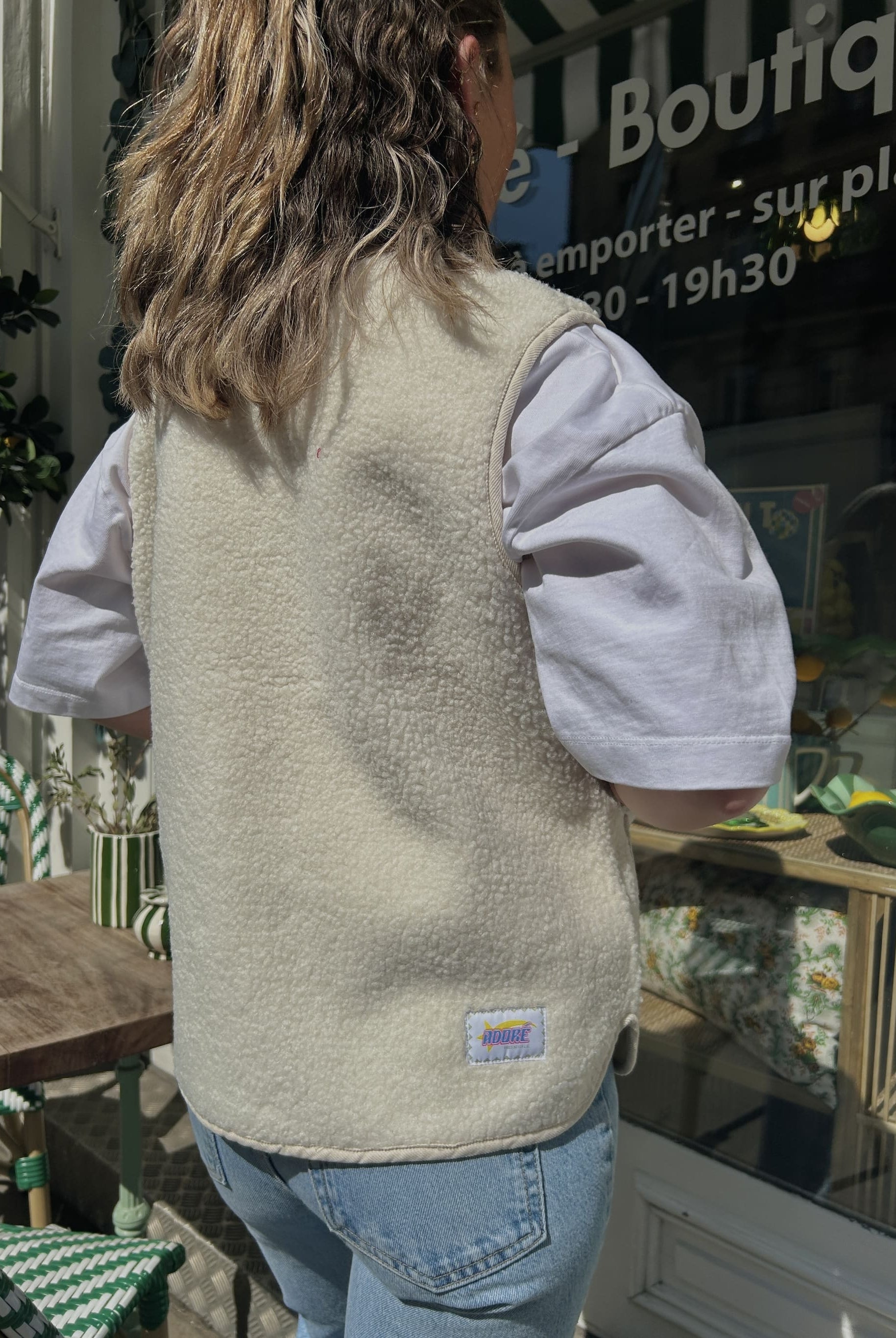 Veste sans manche oversize effet mouton, idéale pour un look casual chic en superposition.