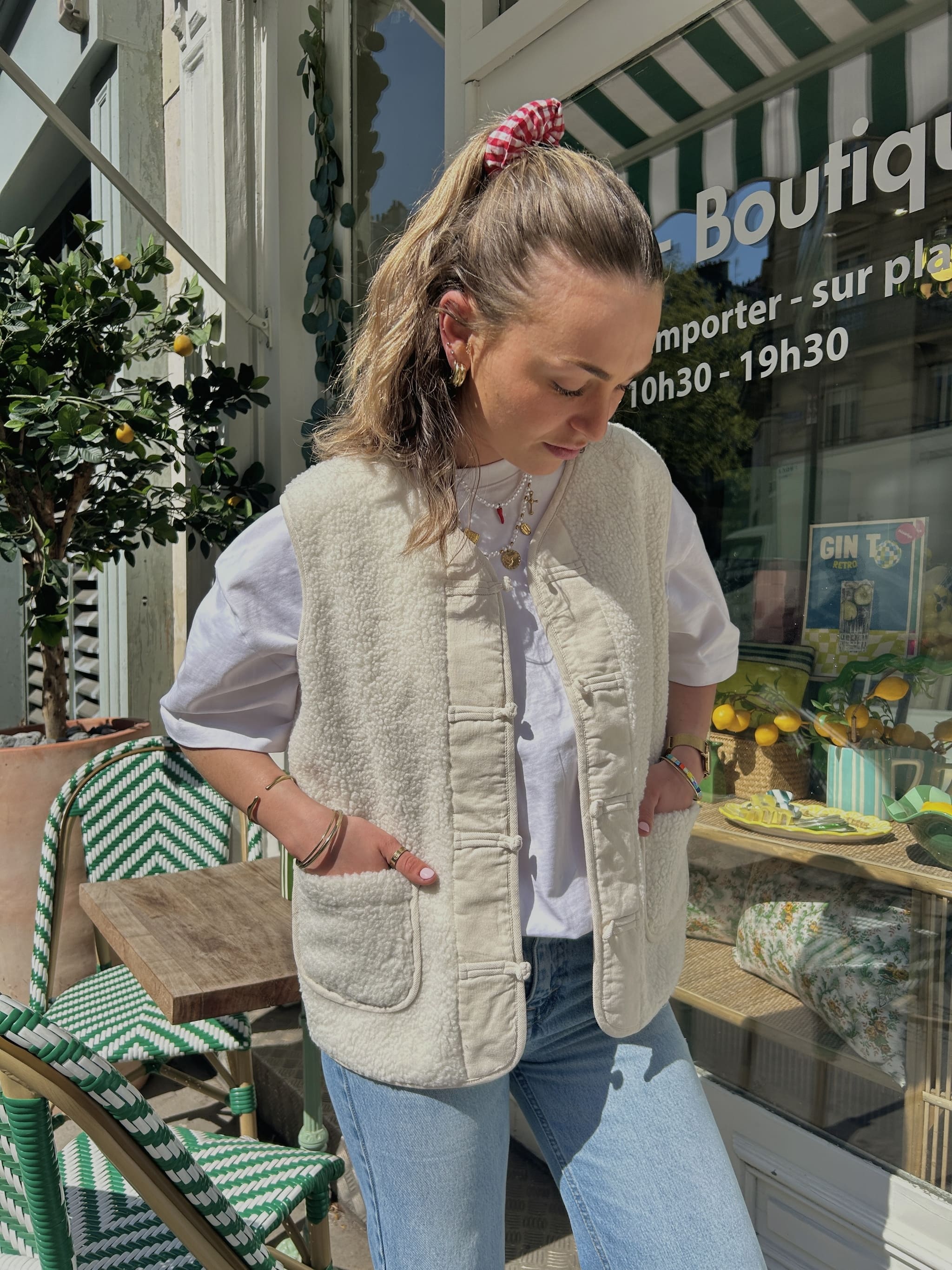 Veste sans manche oversize en imitation mouton blanche, au style casual chic.