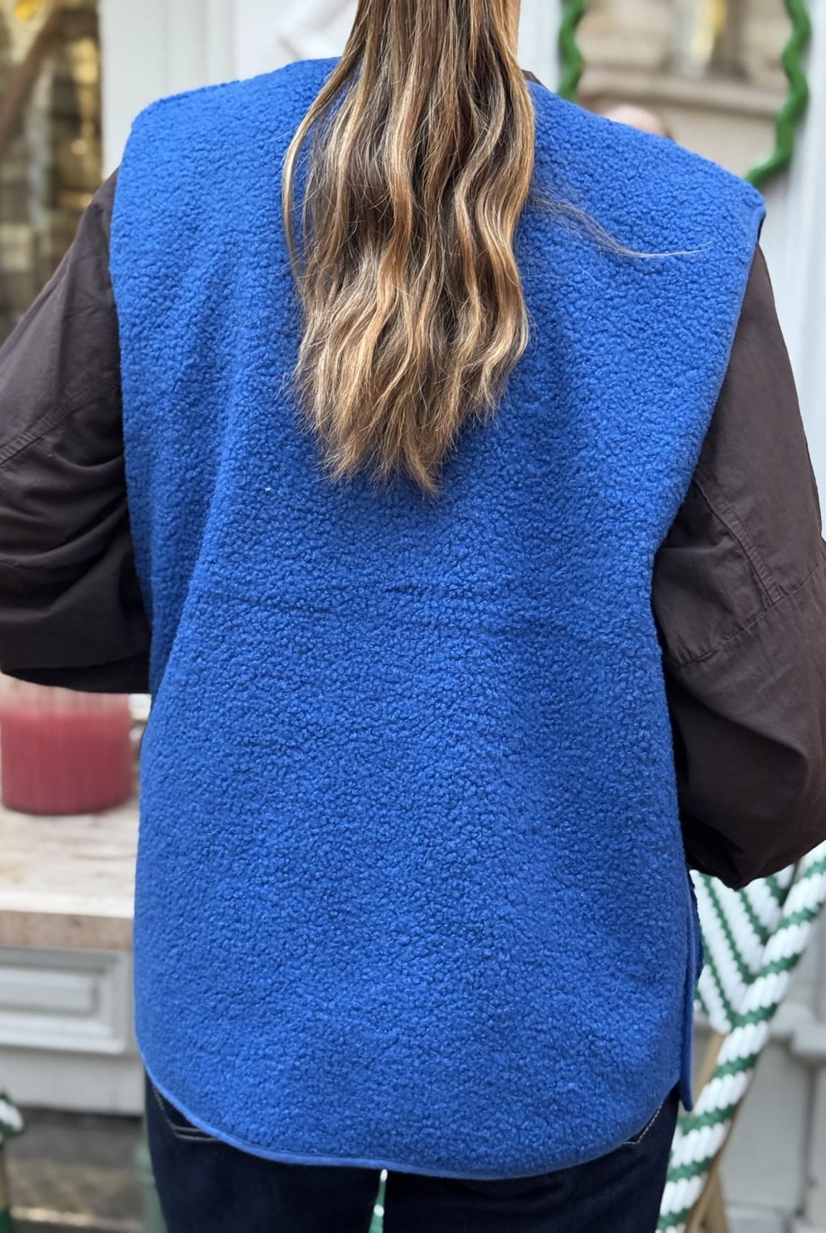 veste sans manche sherpa bleu electrique de dos