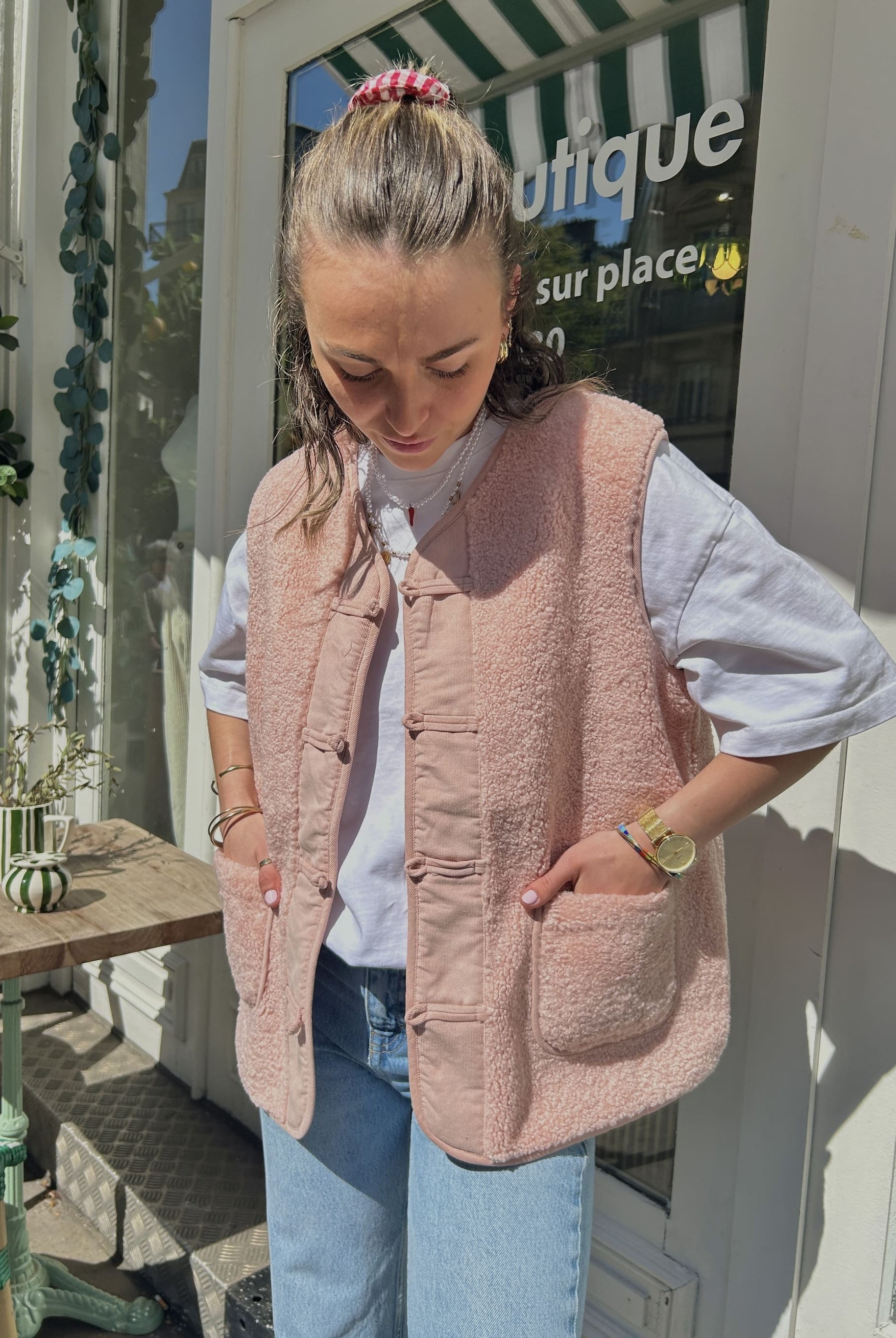Veste sans manches rose imitation mouton, coupe oversize vue de face