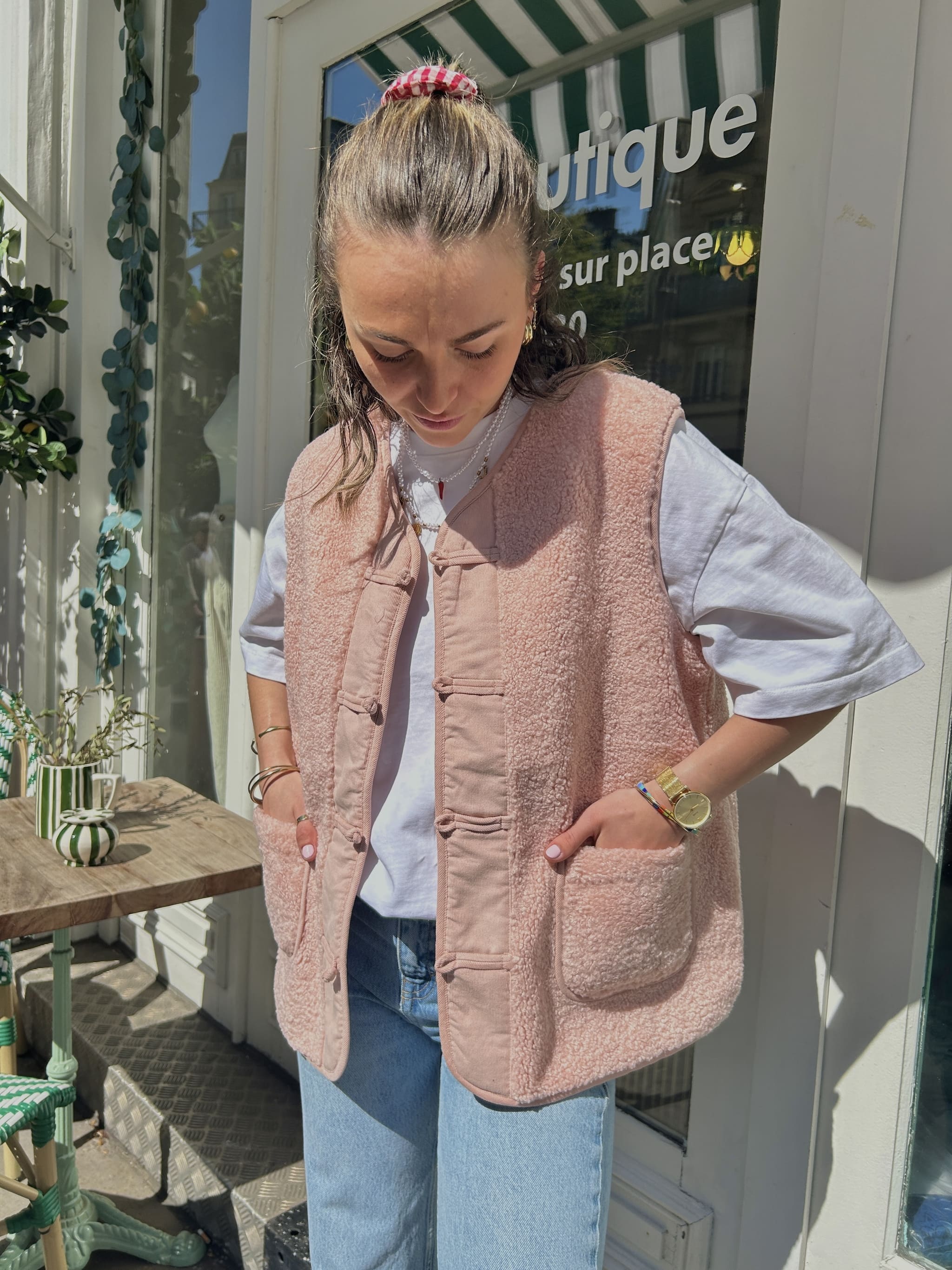 Veste sans manches rose imitation mouton, coupe oversize vue de face