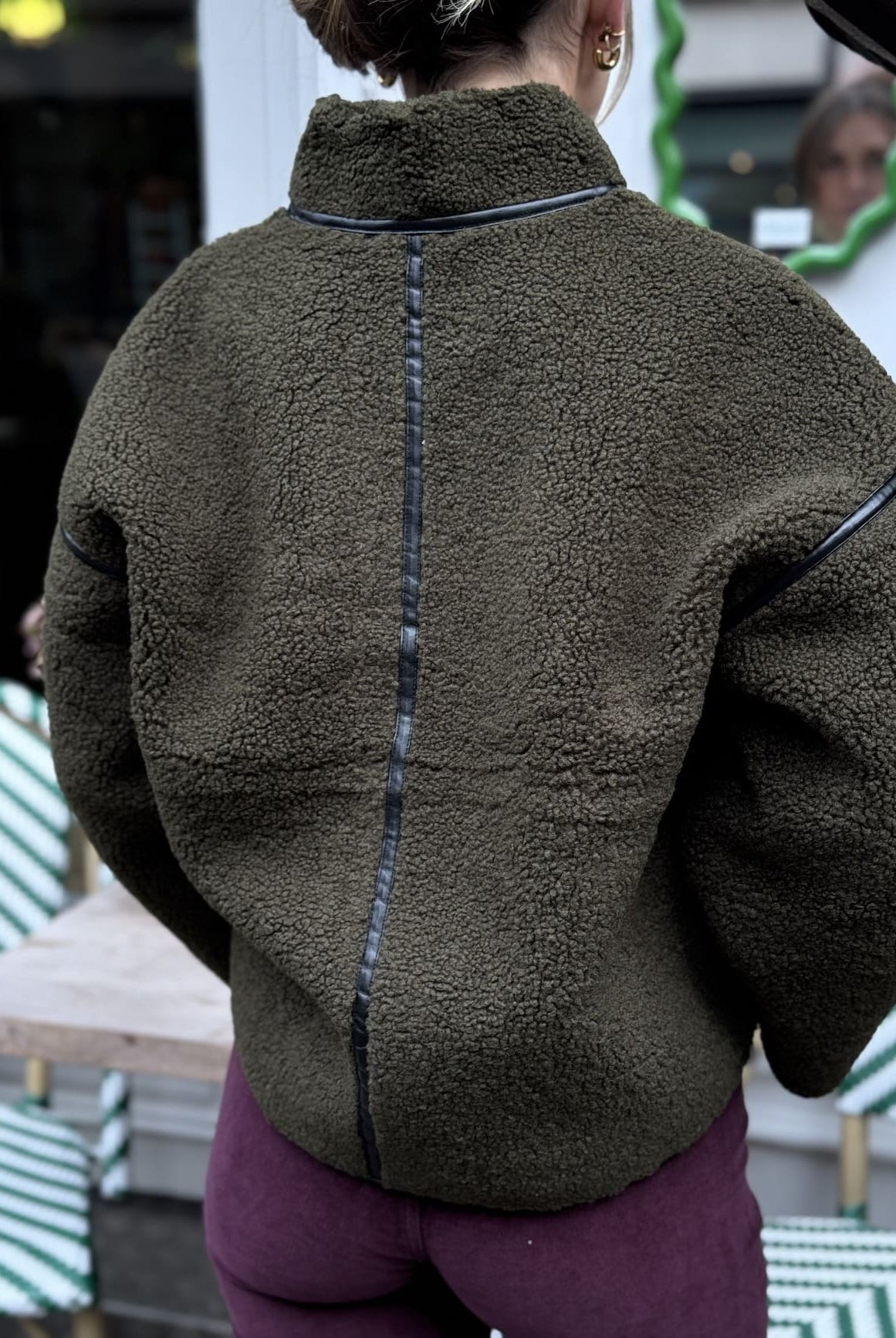 Veste sherpa pour femme kaki vue de dos