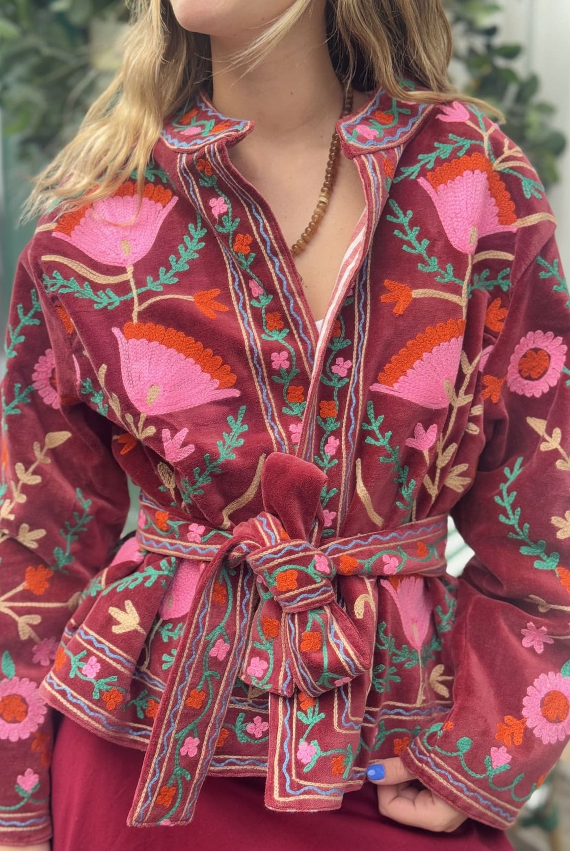 Veste en velours bordeaux brodée femme – vue de face