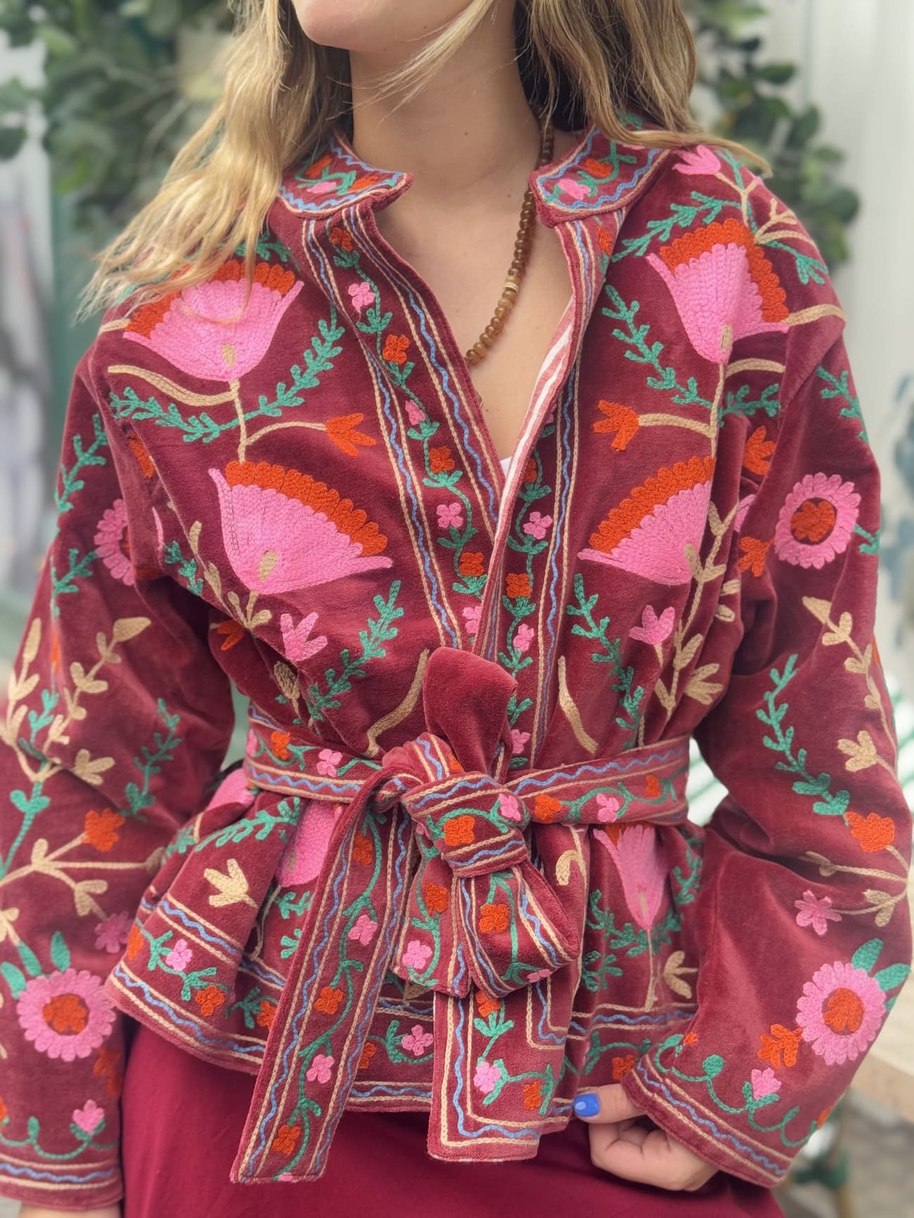 Veste en velours bordeaux brodée femme – vue de face