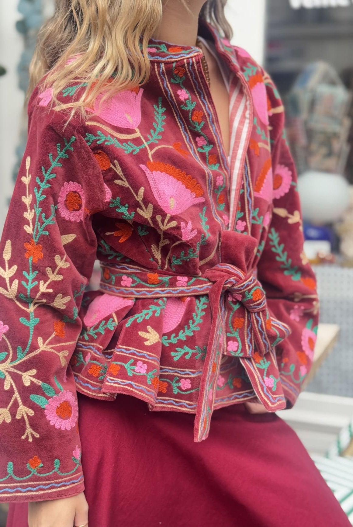 Veste en velours brodé bordeaux vue de profil