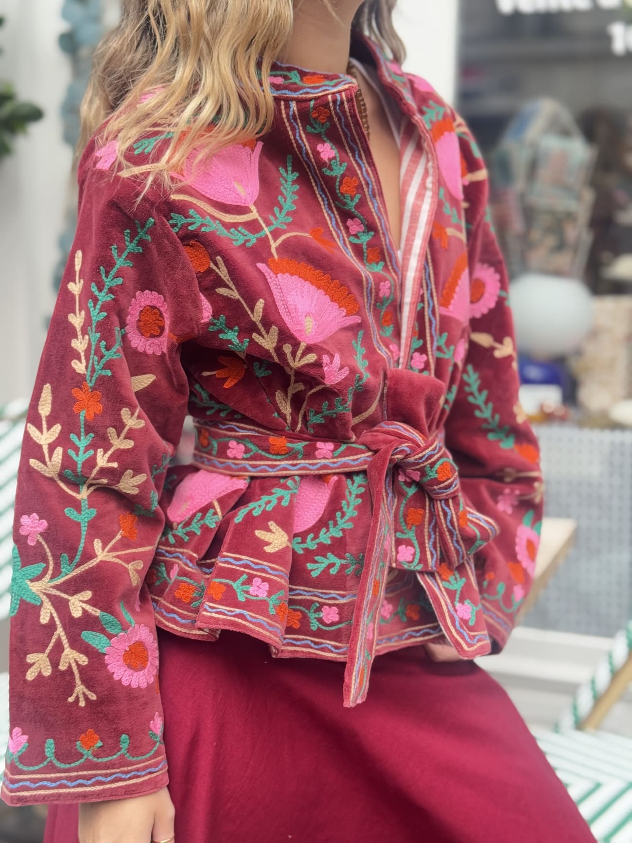 Veste en velours brodé bordeaux vue de profil