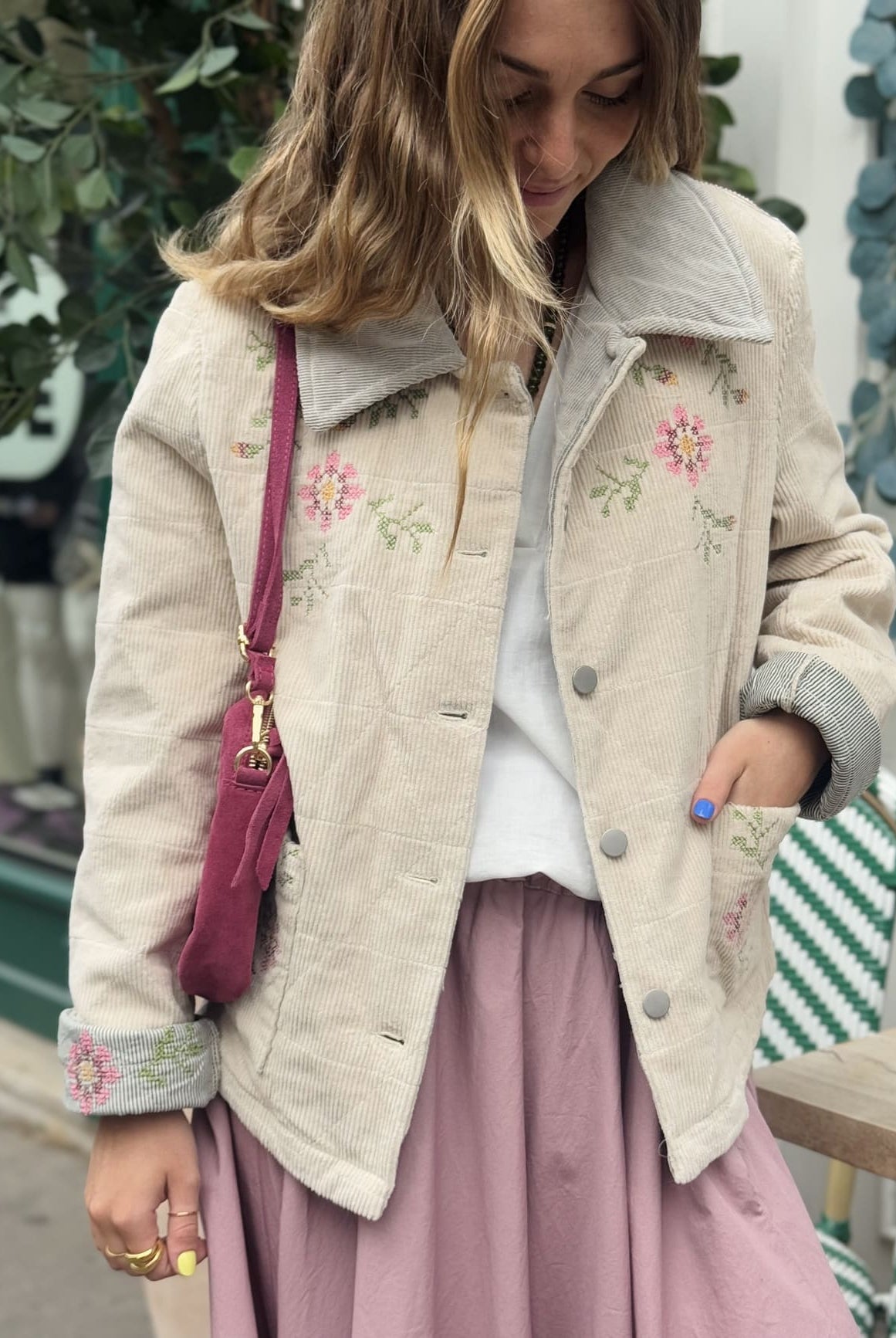 Veste crème en velours cotelé crème et fleurs brodées