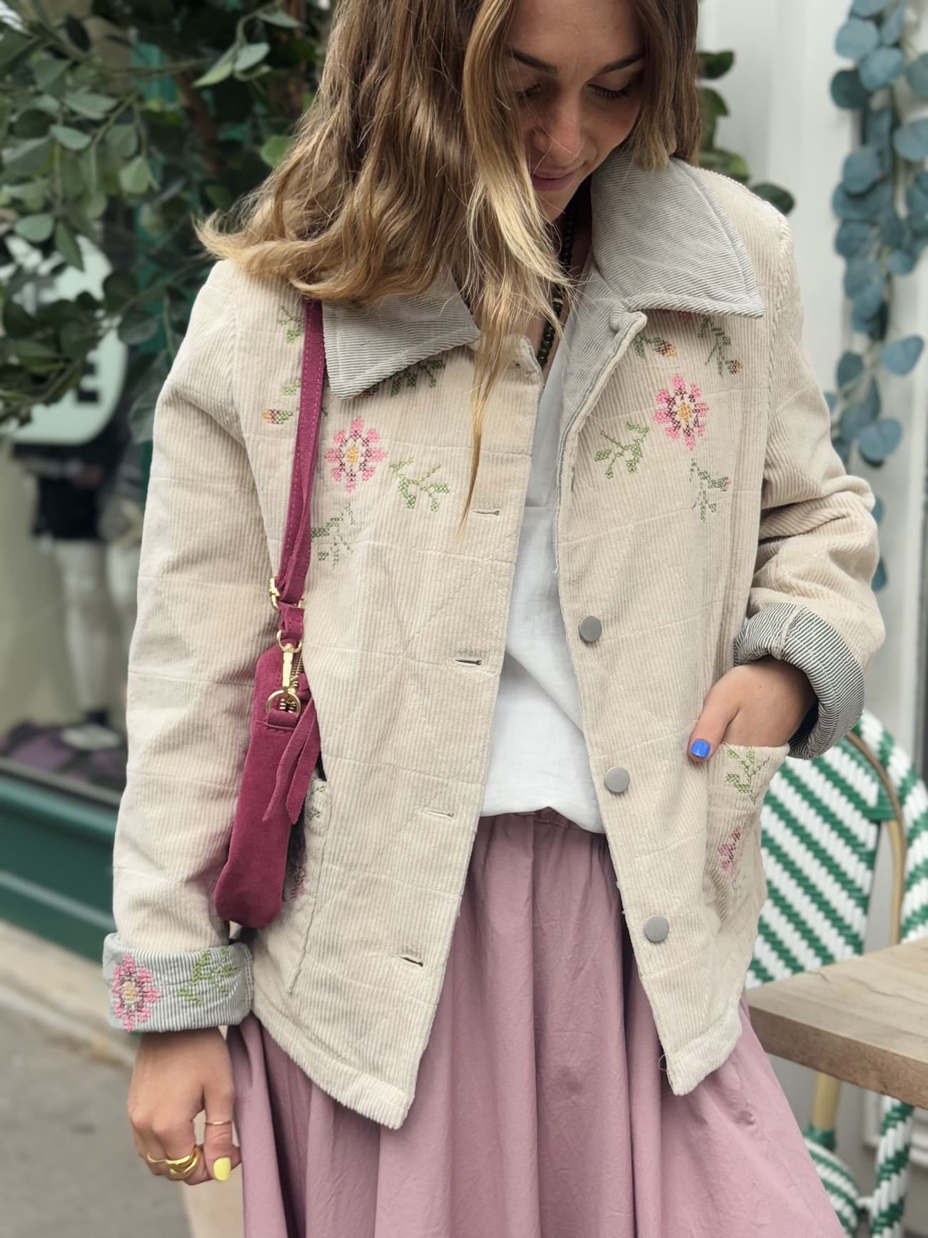 Veste crème en velours cotelé crème et fleurs brodées