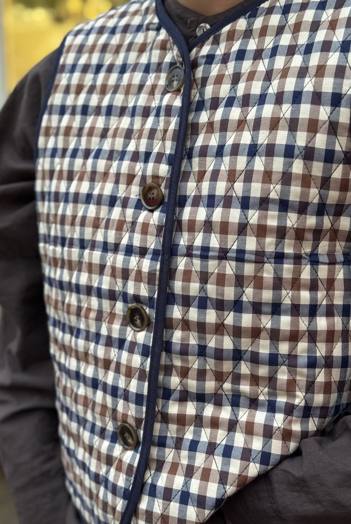 veste vichy sans manches de près