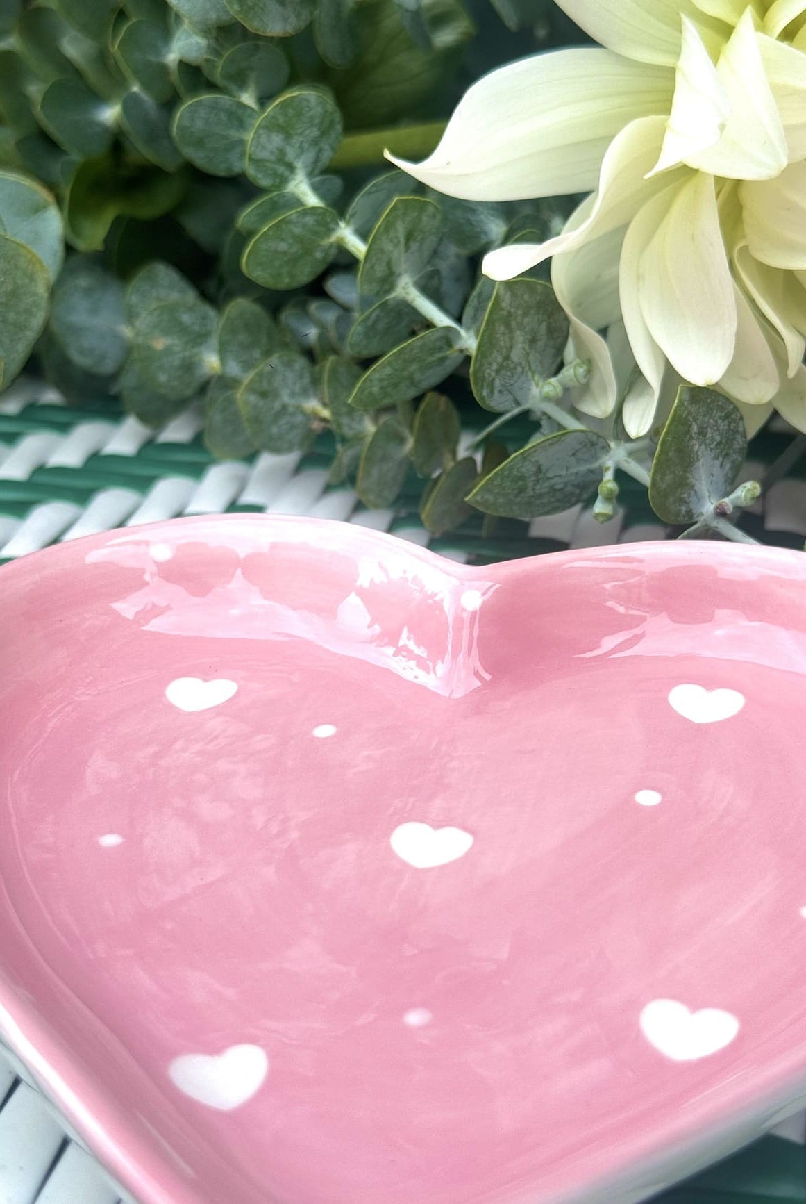 Détails de cœurs et points blancs à l’intérieur du vide‑poche