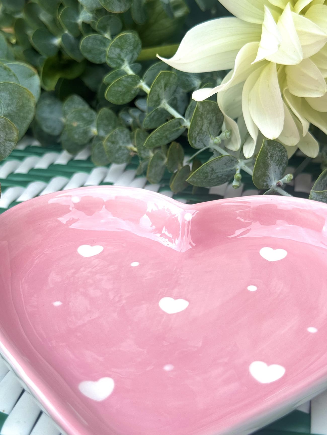 Détails de cœurs et points blancs à l’intérieur du vide‑poche