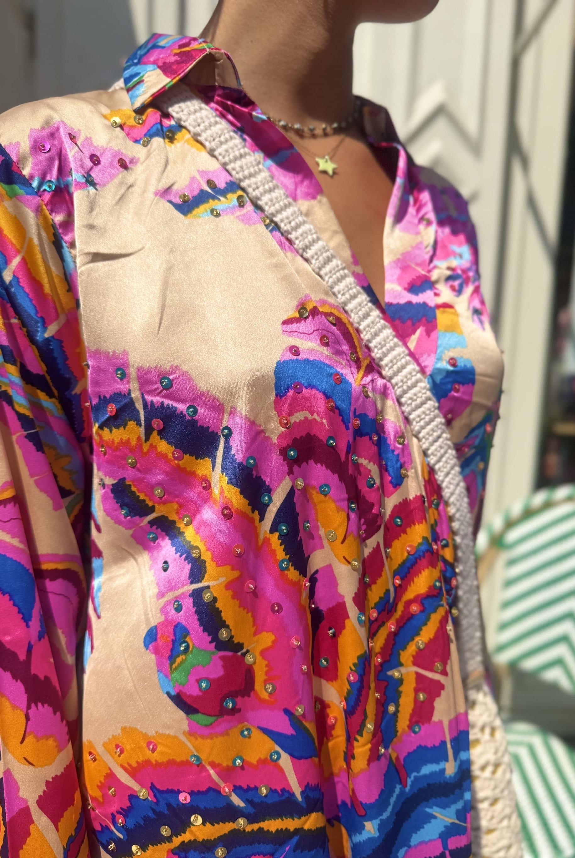 Détail tissu satin beige et sequins – robe élégante femme