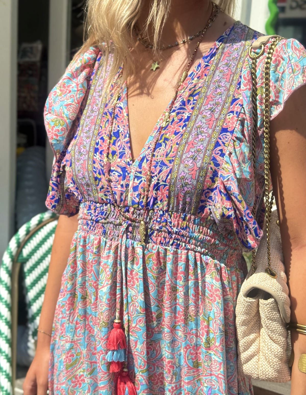 Détail imprimé floral bleu – robe bohème chic femme