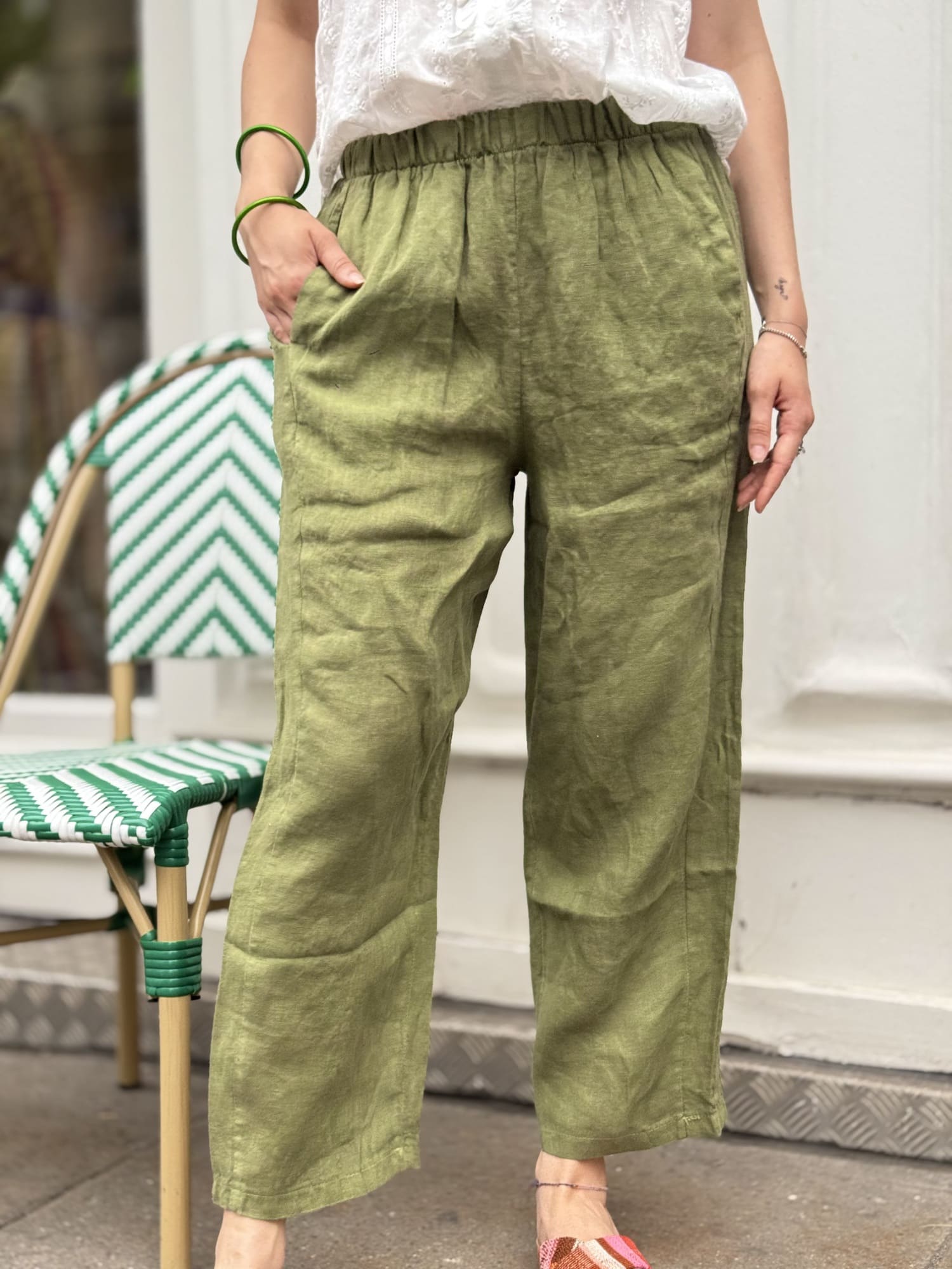 Détail du pantalon en lin kaki, texture naturelle et matière légère