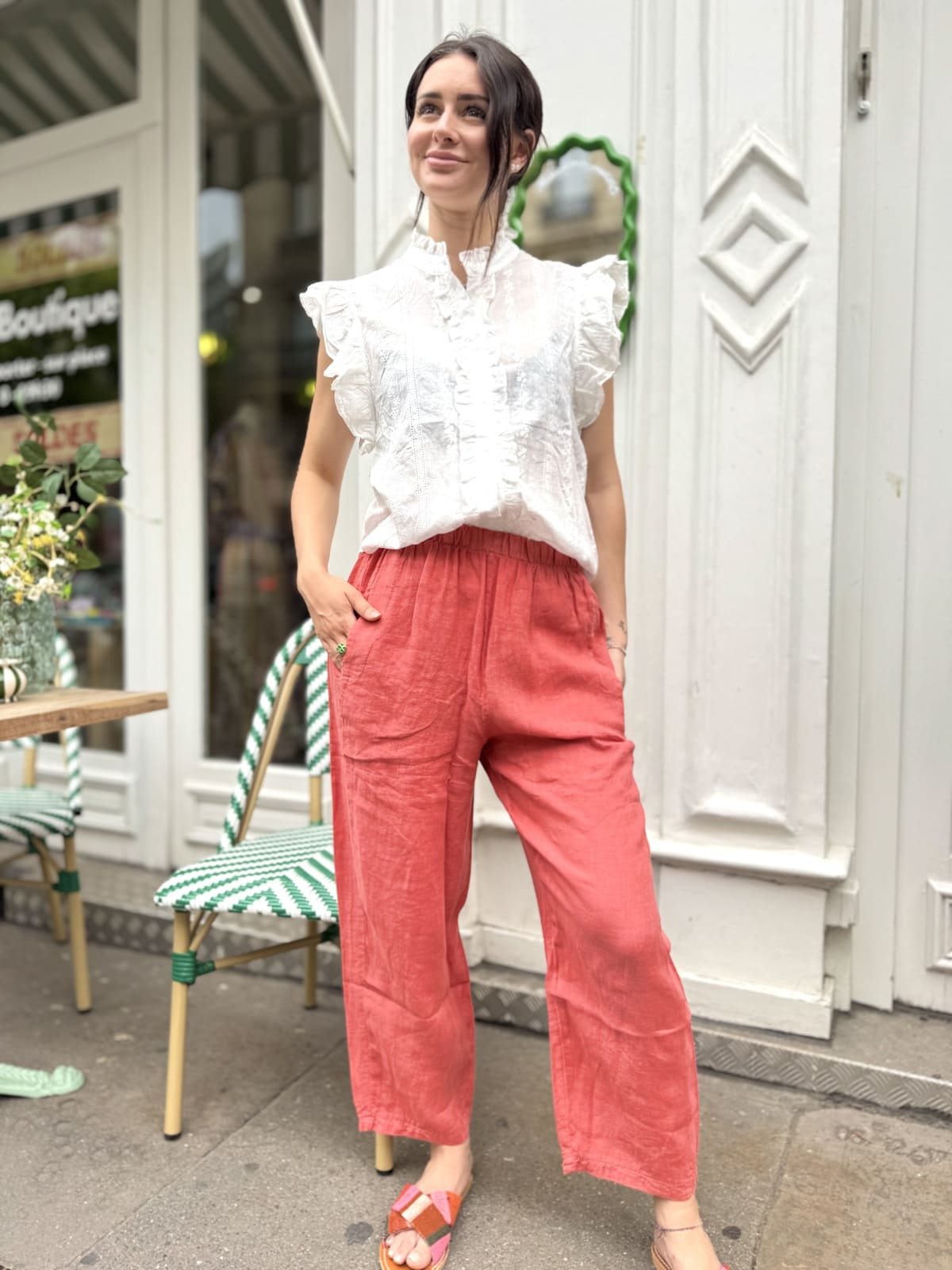 Femme portant un pantalon en lin terracotta, coupe raccourcie et style casual estival