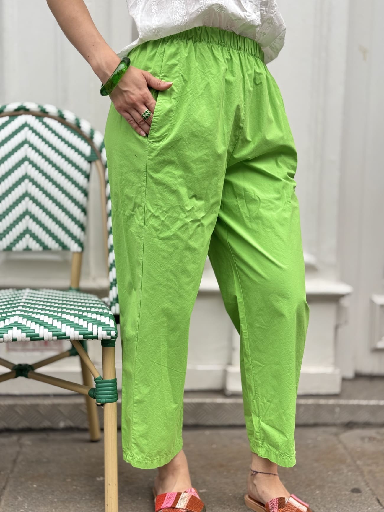 Zoom sur le pantalon vert pomme en coton effet popeline