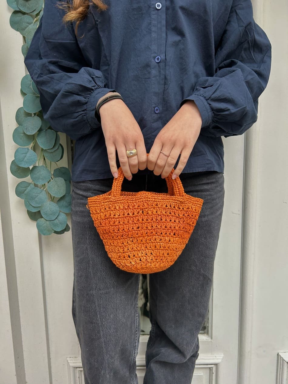 Petit panier en raphia orange – Vue de face