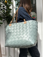 Femme portant le sac Ste.-Maxime – Look estival décontracté 